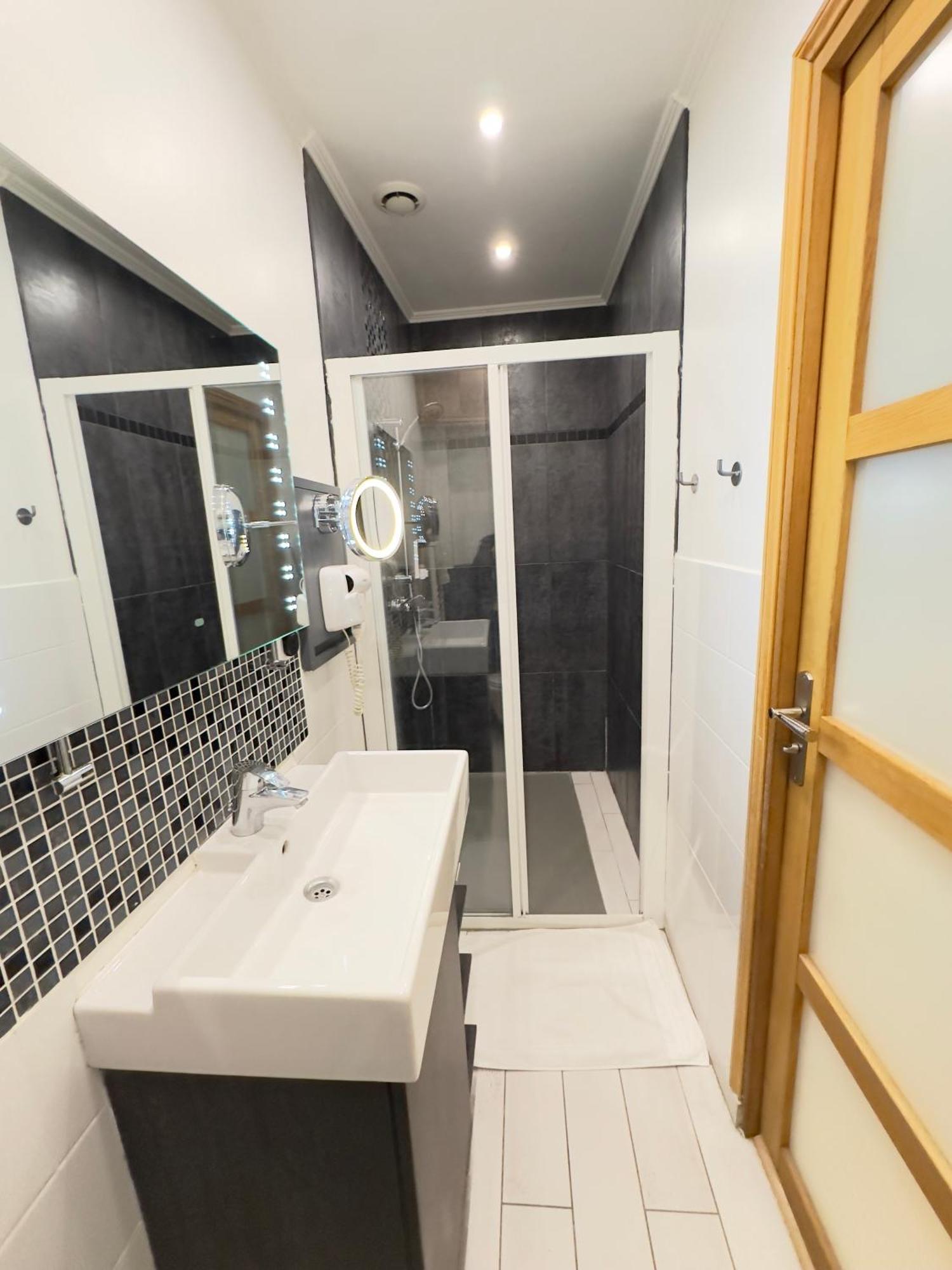 St Paul Marais Flat Ground Floor Apartment *