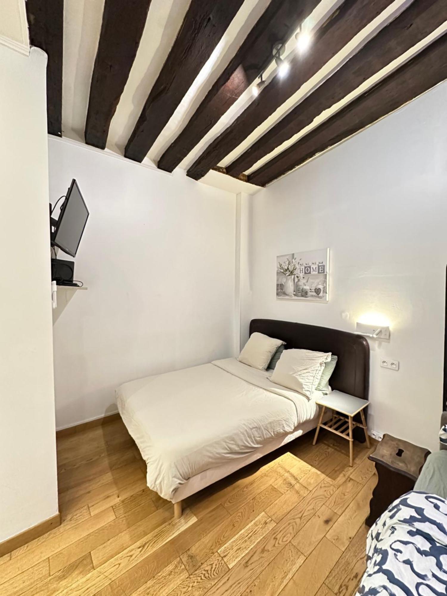 St Paul Marais Flat Ground Floor Apartment Paris