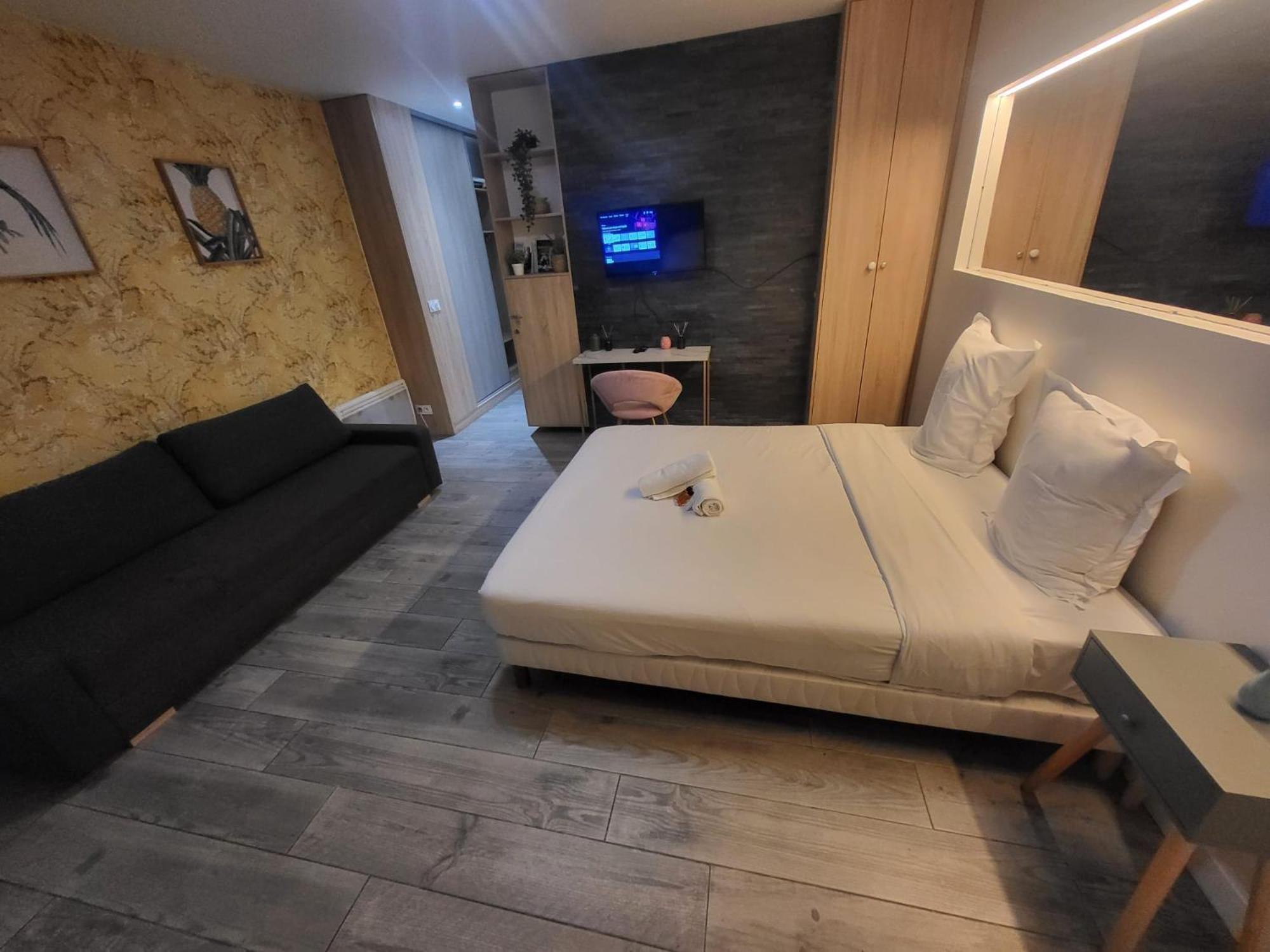 Modern Studio- Francois Mitterand Library Apartment