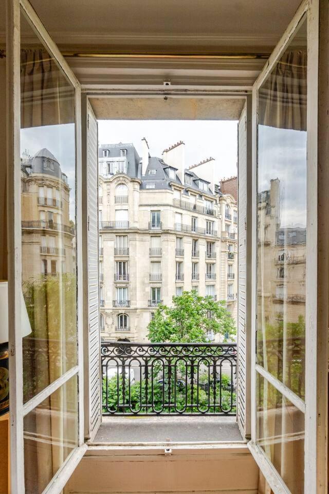 Pres De La Tour Eiffel *