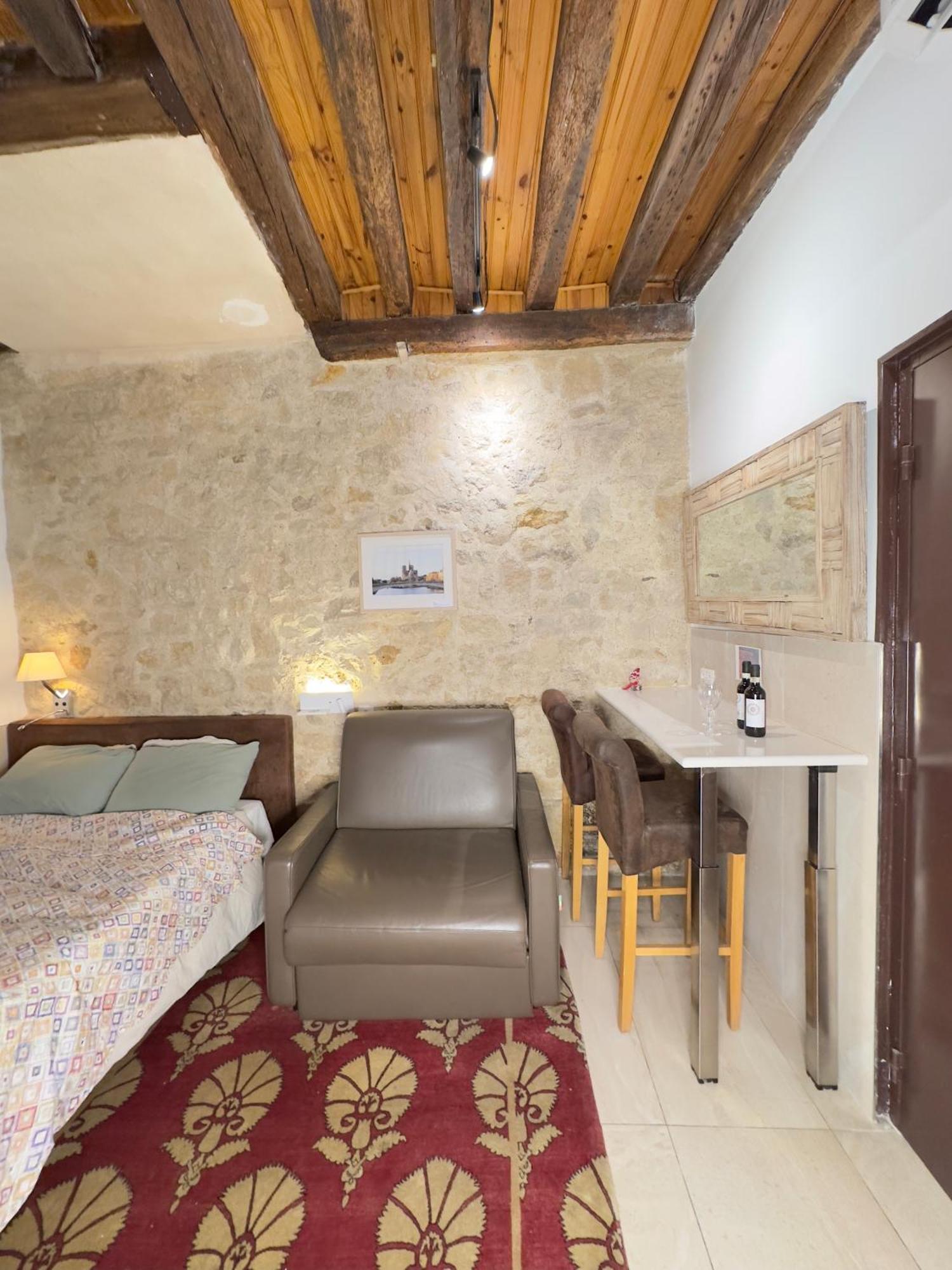 Charles V Flat Ground Floor Apartment Paris