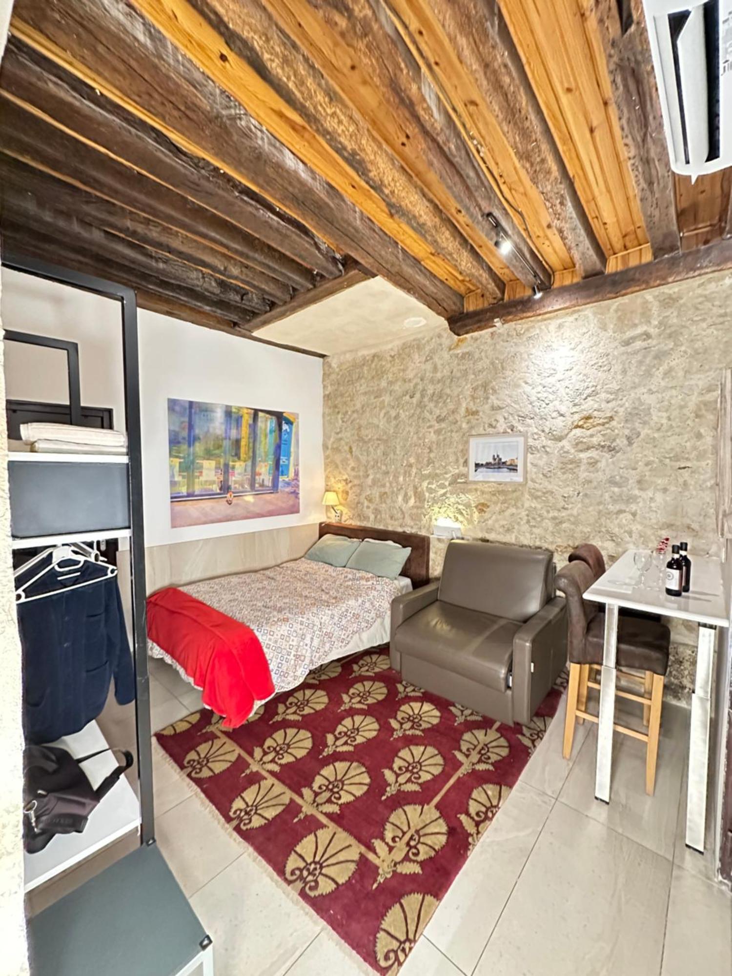 Apartment Charles V Flat Ground Floor Paris