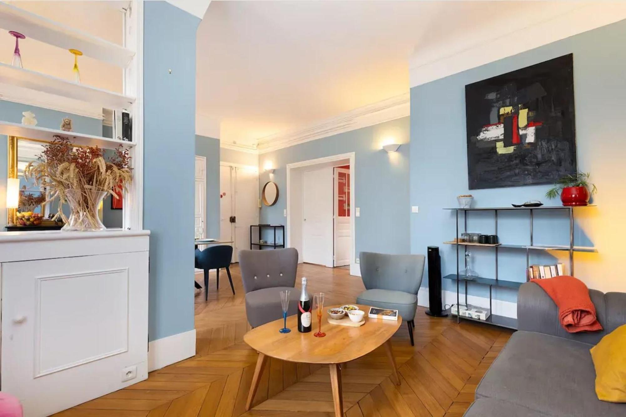 Moderne A Pres Des Champs-elysees * Paris