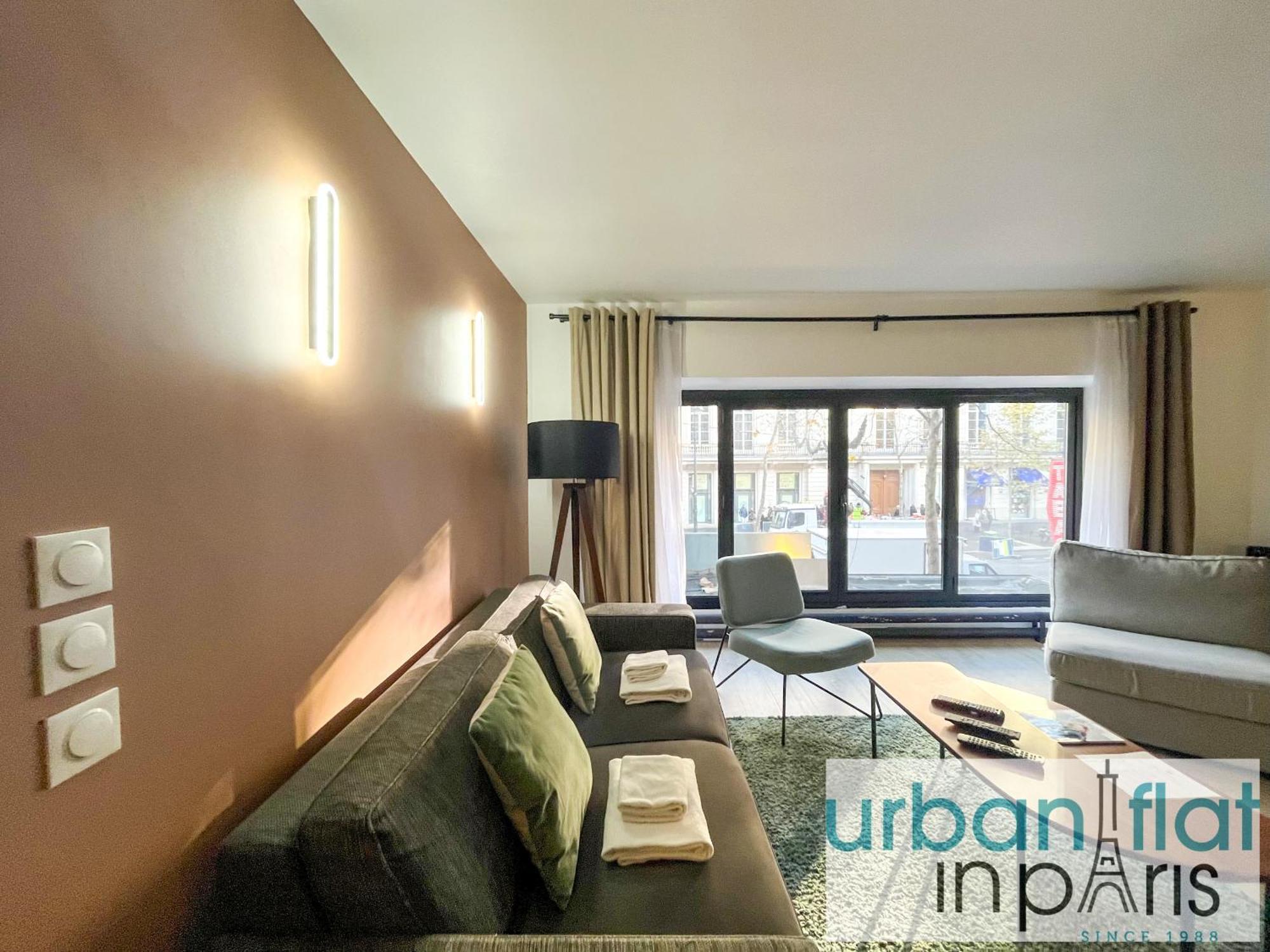 Urban Flat 194 - Spacious 3 Bedroom Montmartre Apartment *