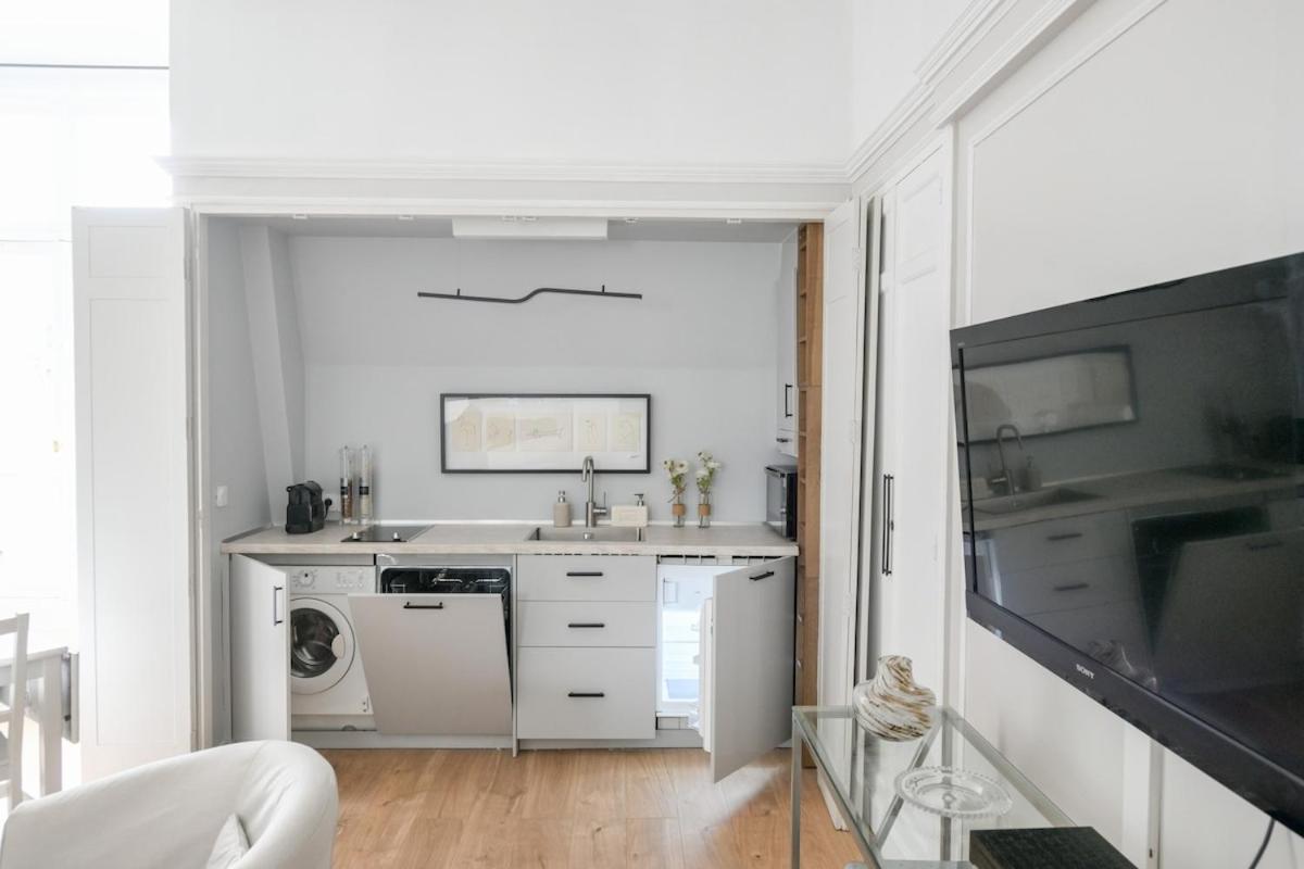 Apartment Chic On The Champs-elysees With Ac