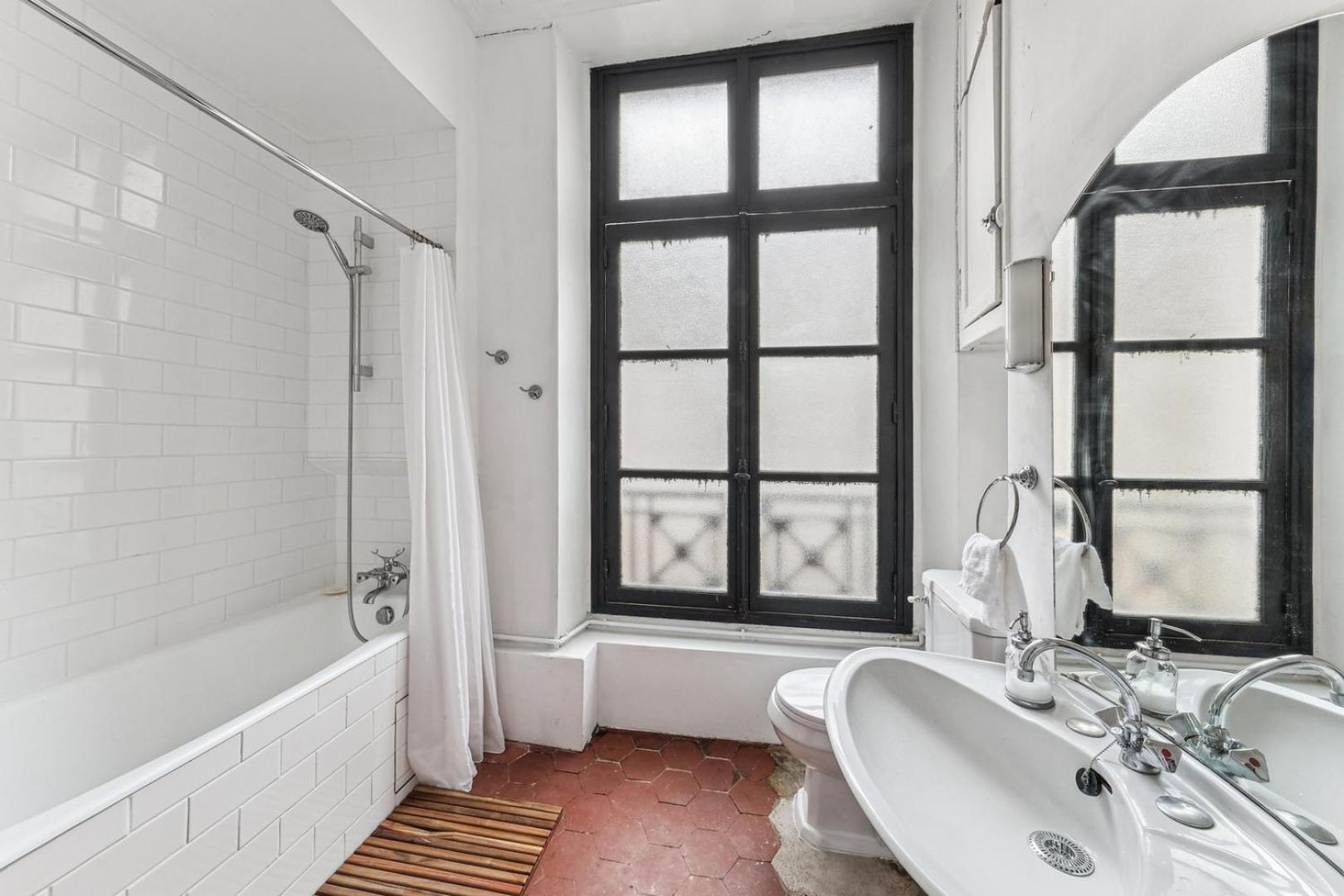 Bnbnook - Luxury 4br 2ba - De & Louvre Apartment *