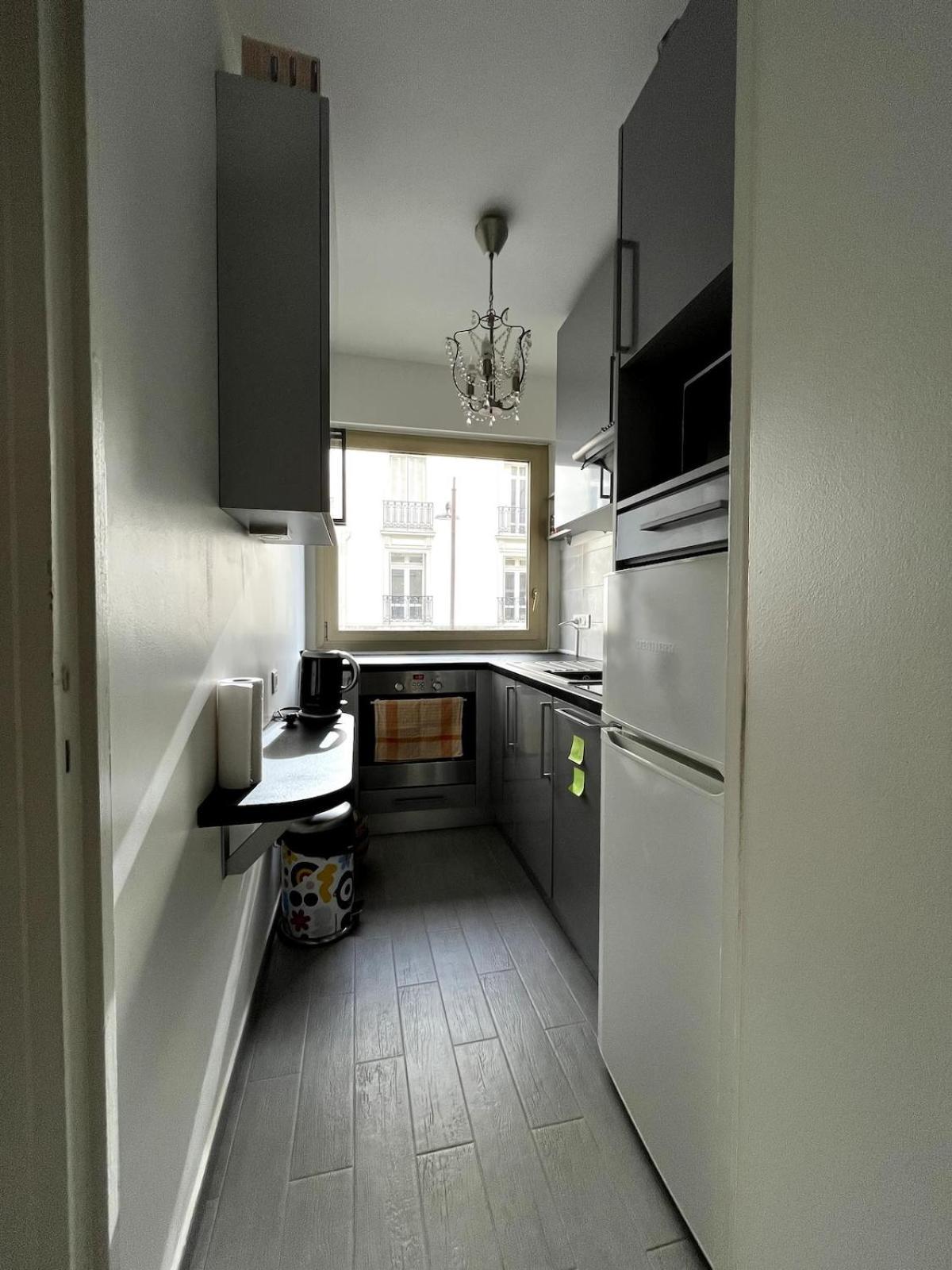 28 Square Meters, Near Eiffel Tower