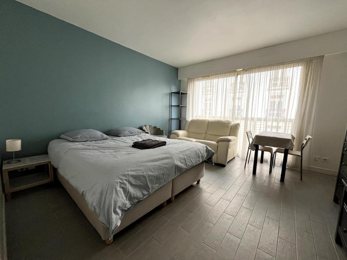 28 Square Meters, Near Eiffel Tower