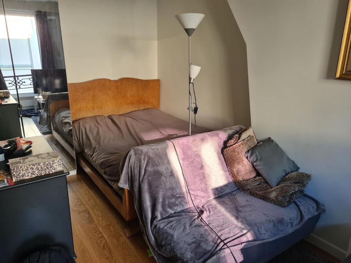 With Confortable Bed Apartment