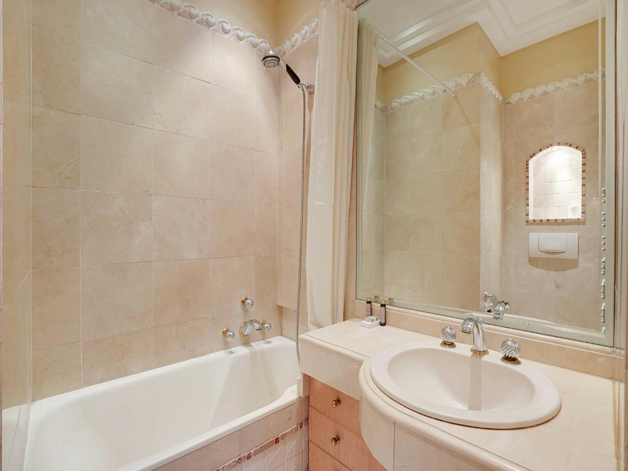 Splendid Spacious Apartment- Mobility Lease Apartment