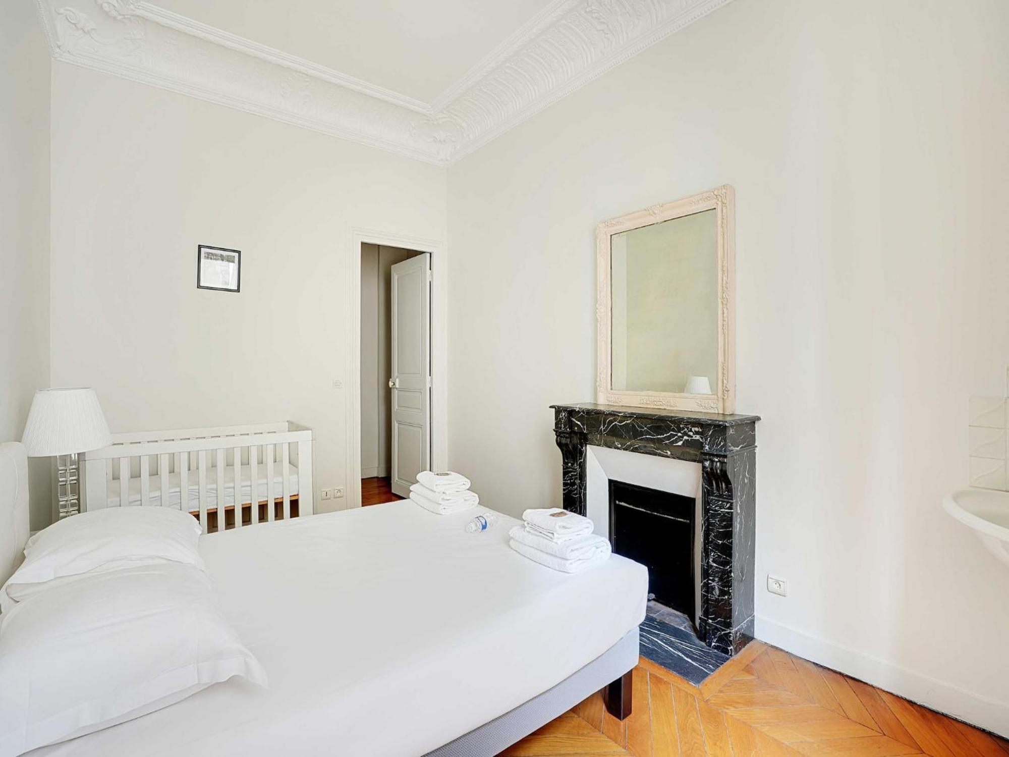 Apartment Splendid Spacious Apartment- Mobility Lease *