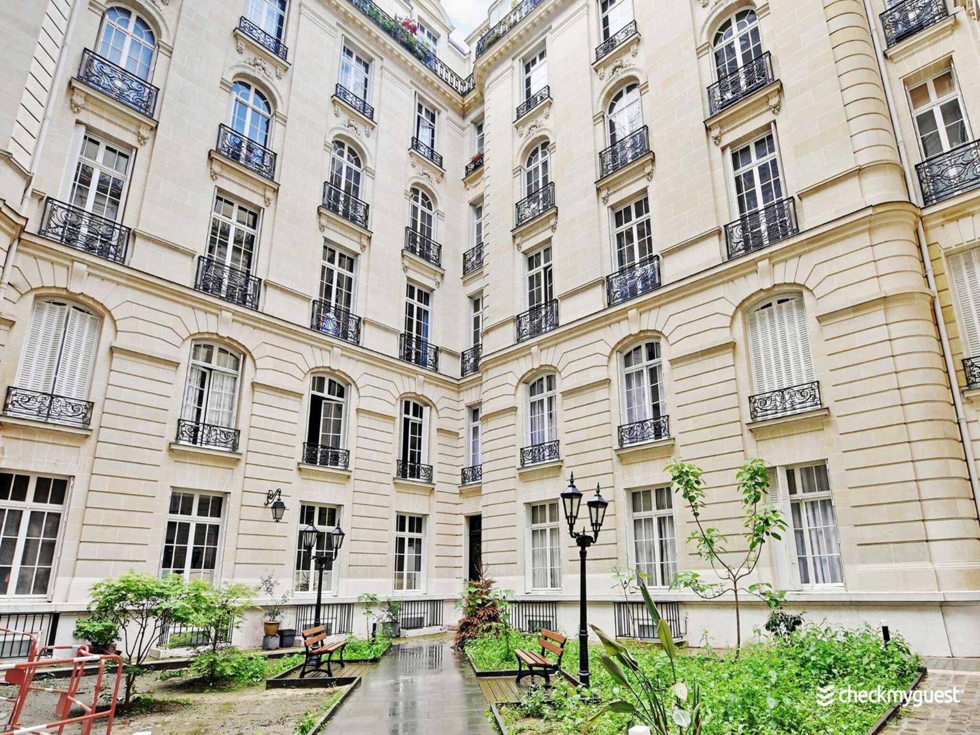 Apartment Studette View Of The Eiffel Tower Victor Hugo 2 -bail Mobilite Paris