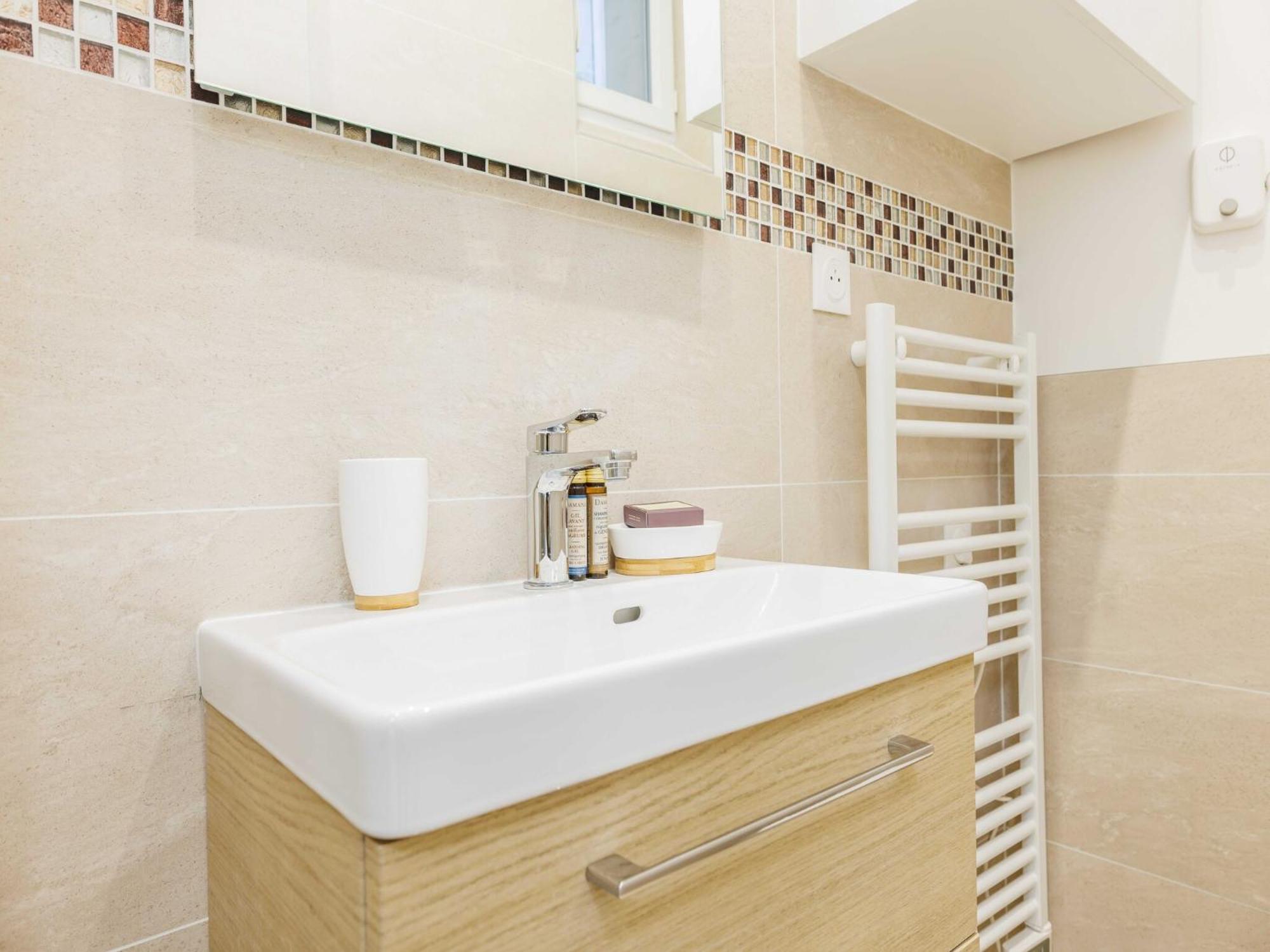 Charming In The Heart Of The 16th District - Mobility Lease Apartment