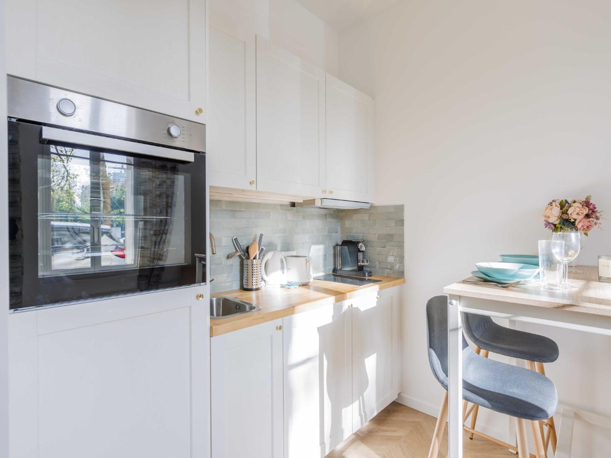 Charming In The Heart Of The 16th District - Mobility Lease Apartment