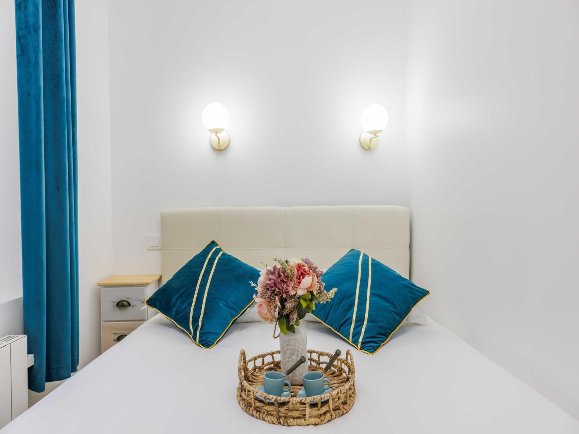 Charming In The Heart Of The 16th District - Mobility Lease Apartment