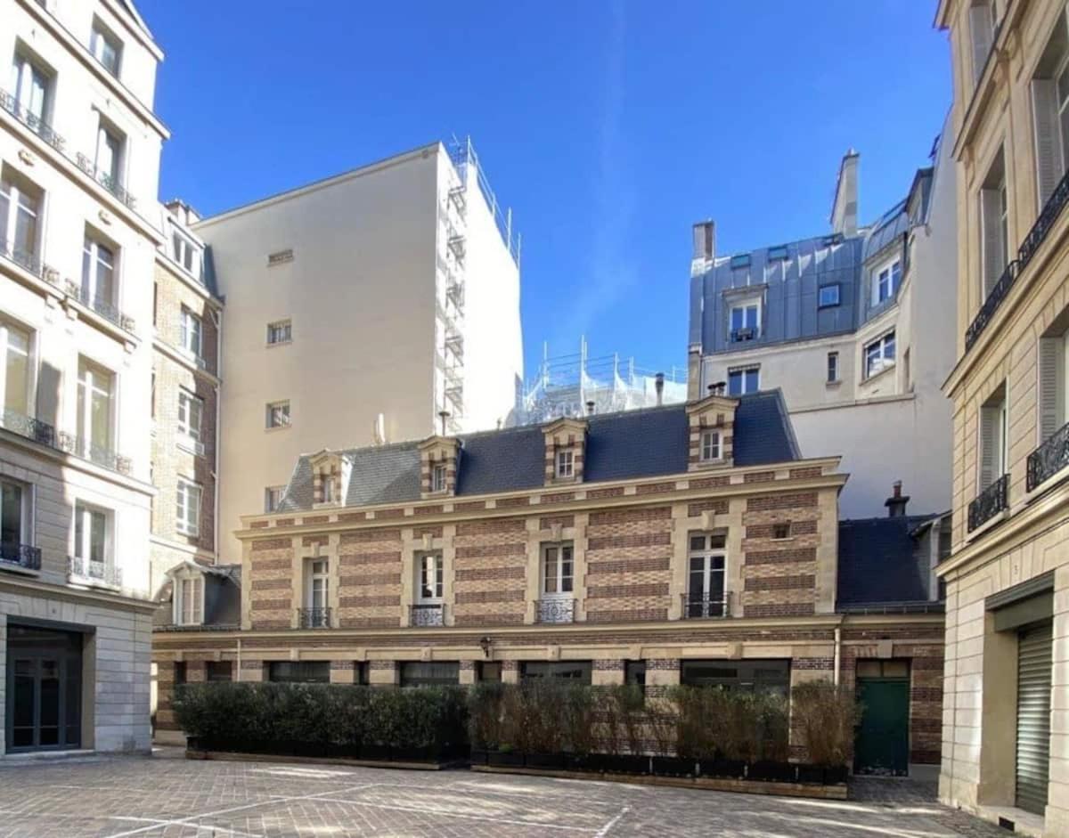 Beautiful With Terrace In 8 Paris