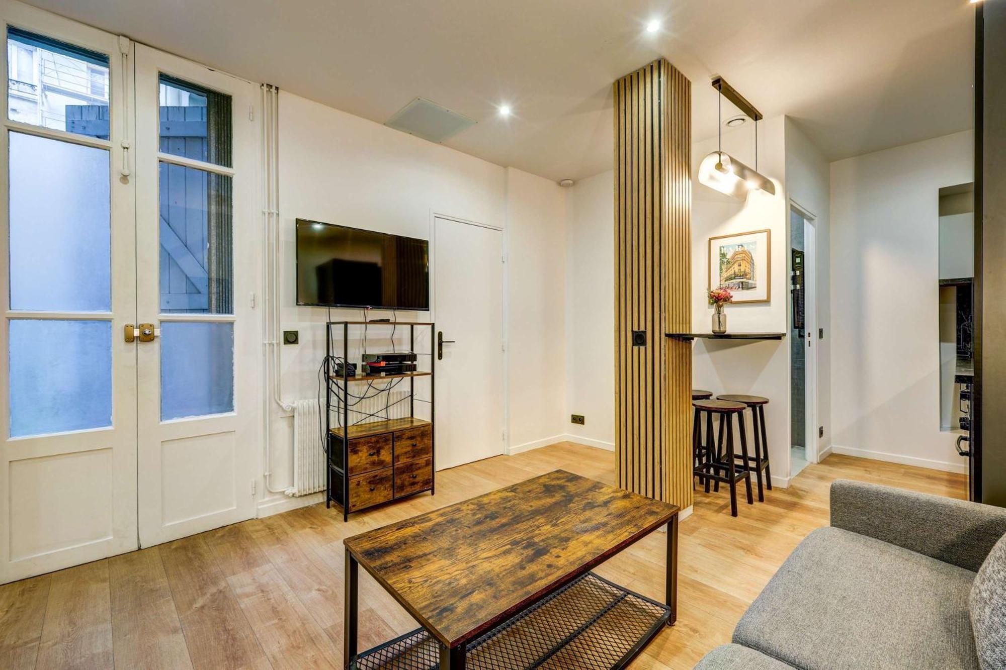 Cozy And Modern Next To Sacre-coeur