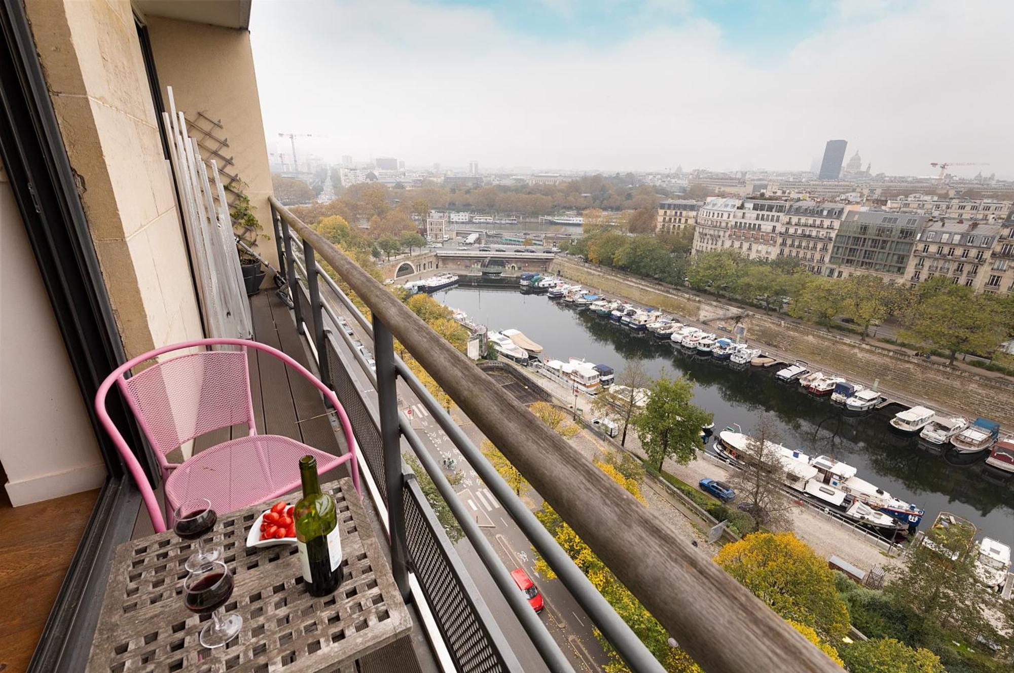 Apartment Floor With Eiffel Tower View And Roof