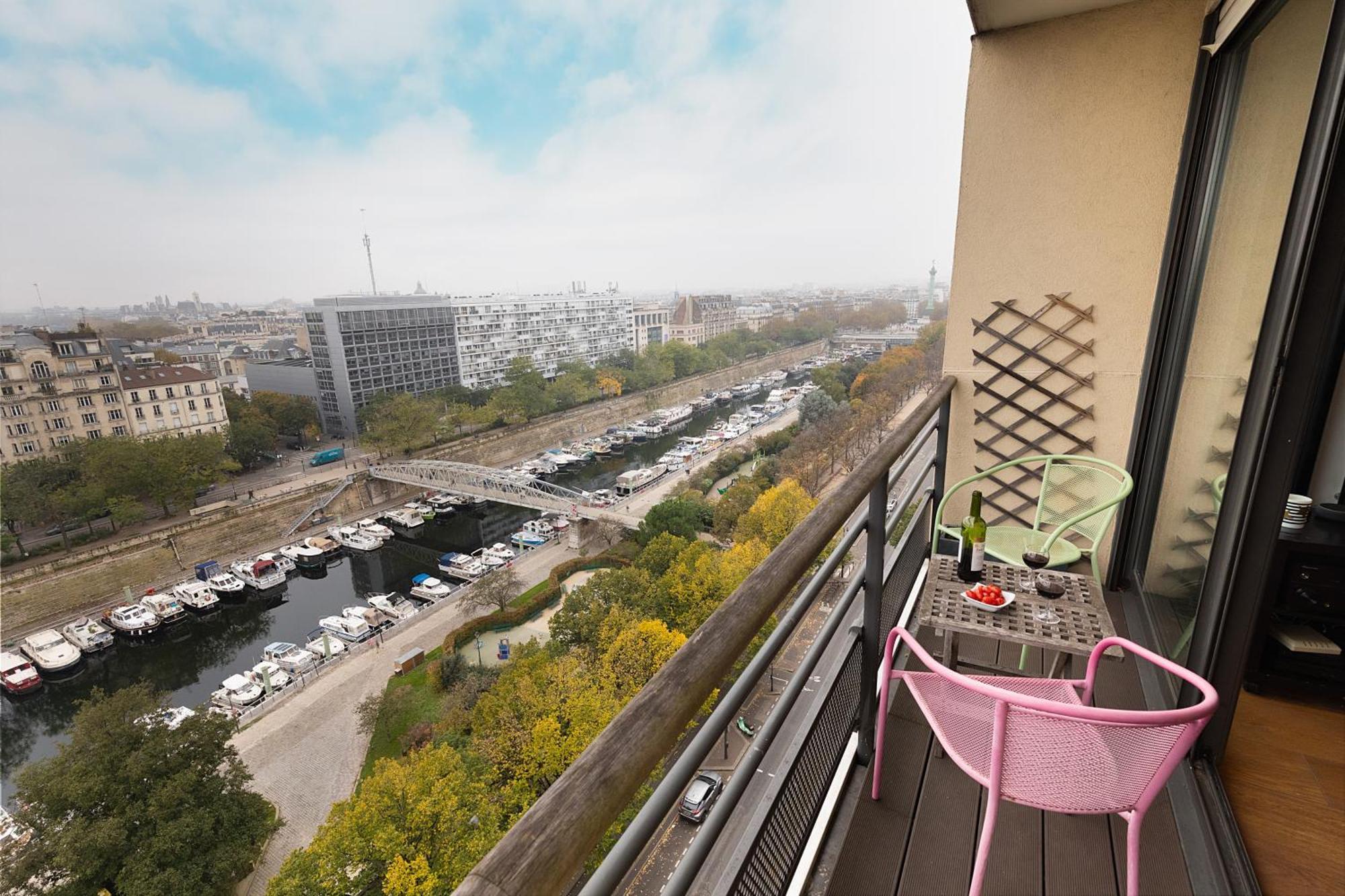 Floor With Eiffel Tower View And Roof Apartment