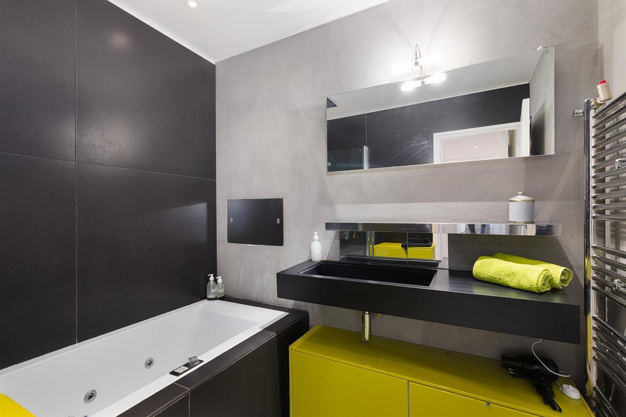 Floor With Eiffel Tower View And Roof Apartment *