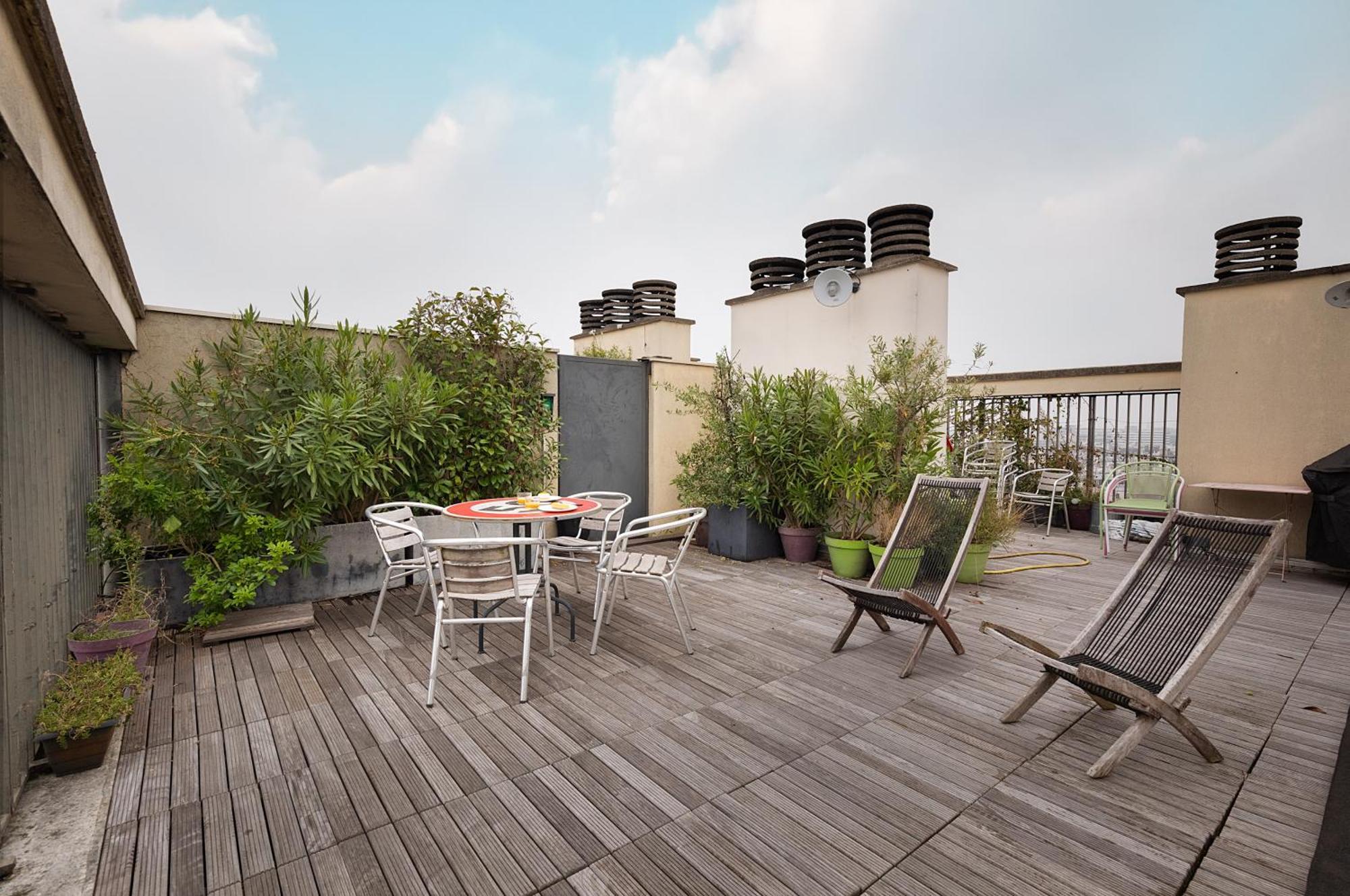 Apartment Floor With Eiffel Tower View And Roof *