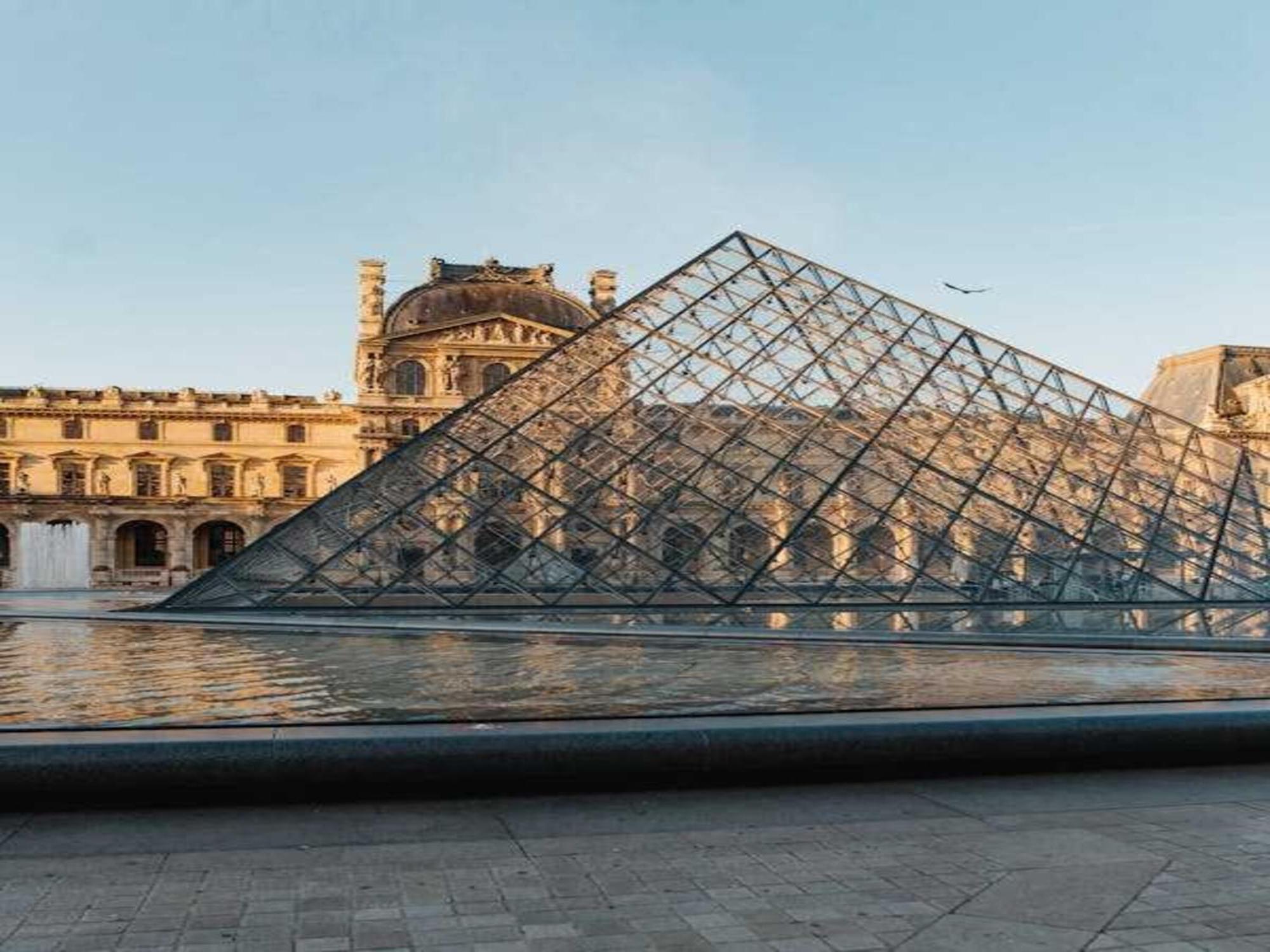 Elegance & Refinement A Stone's Throw From Louvre