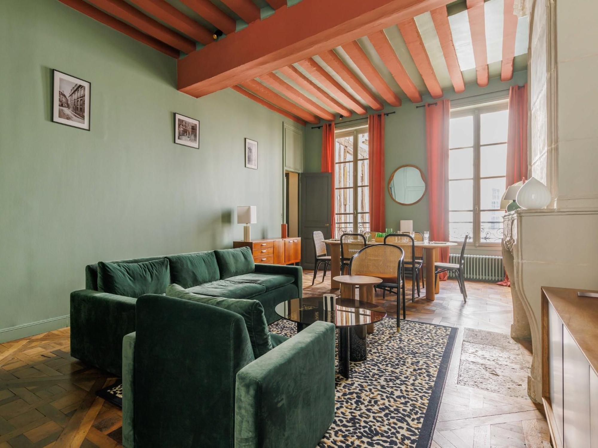 Superb Near Notre-dame Cathedral - Mobility Lease Apartment *