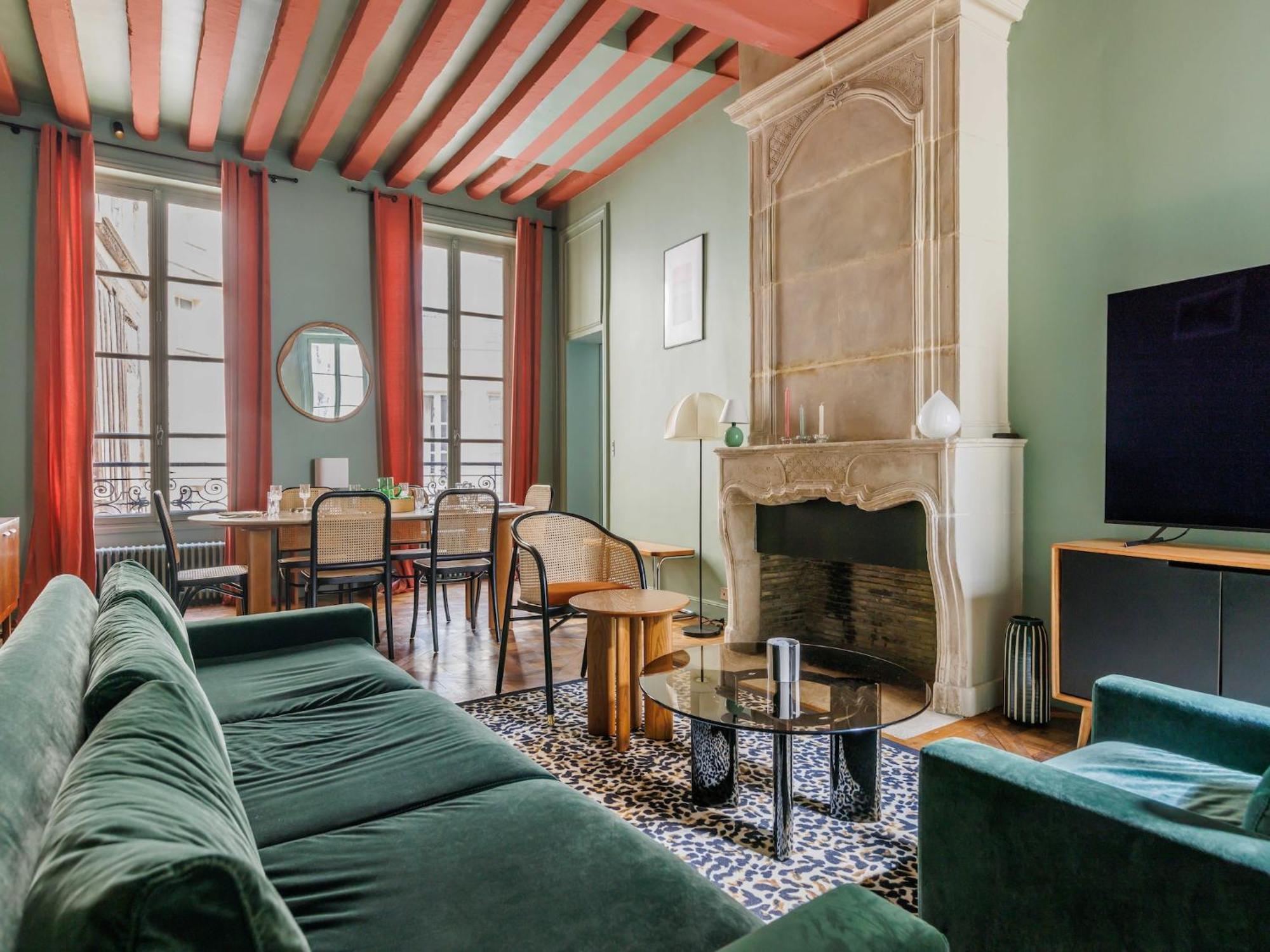 Superb Near Notre-dame Cathedral - Mobility Lease Apartment *