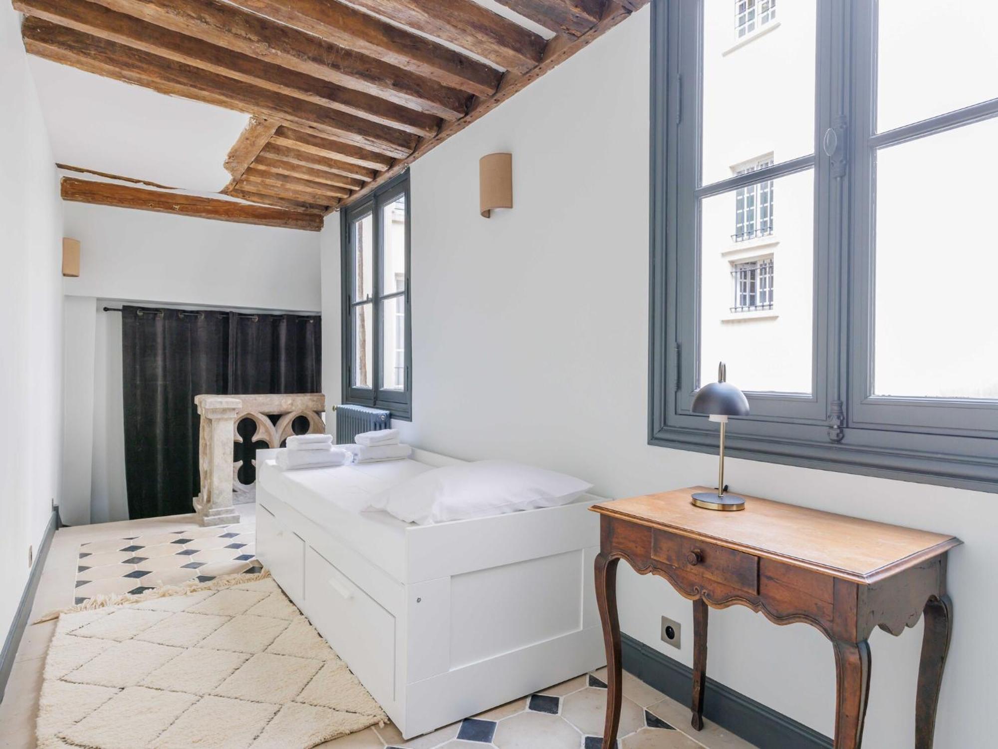 Superb Near Notre-dame Cathedral - Mobility Lease Apartment Paris