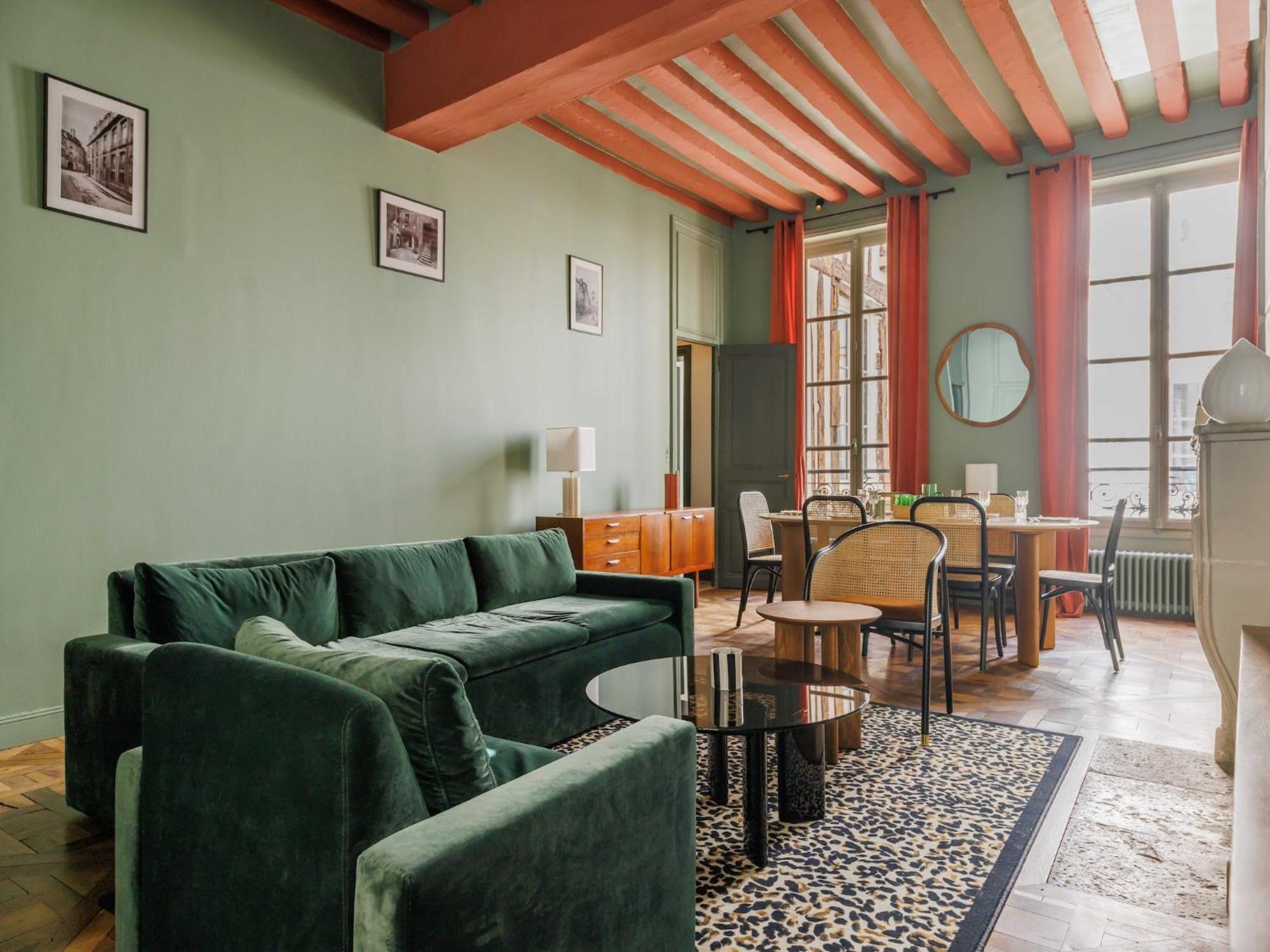 Superb Near Notre-dame Cathedral - Mobility Lease Apartment *