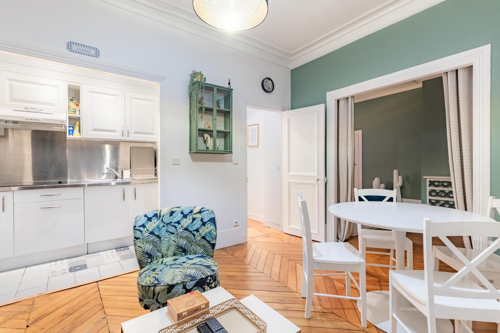 Avenue Ternes Apartment *