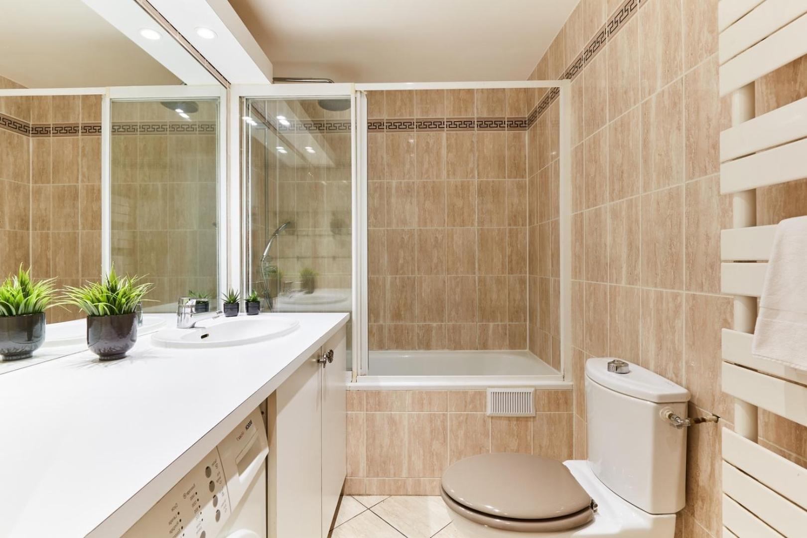 Bnbnook - Chic 1br With Balcony - Latin Quarter Apartment *