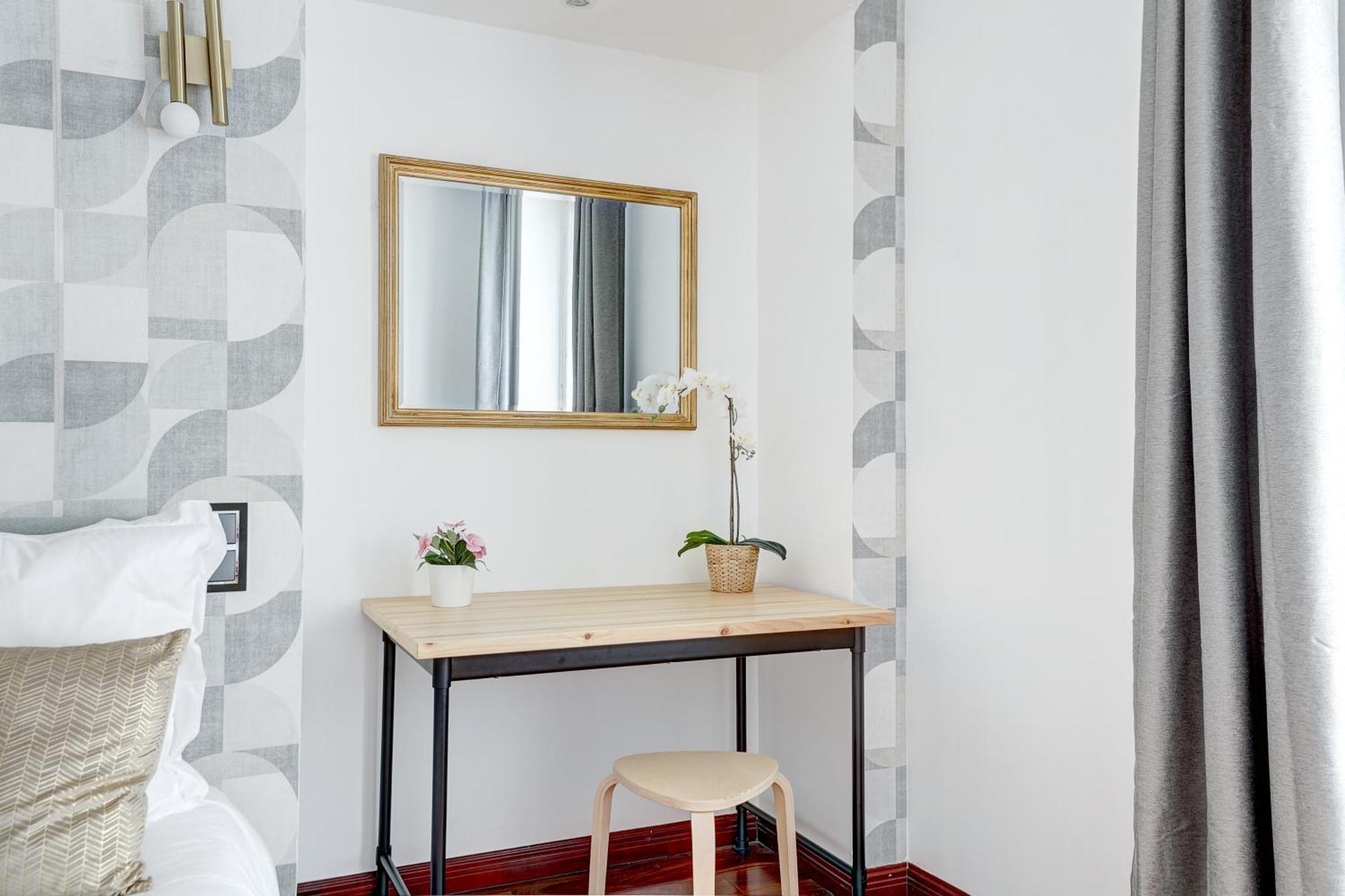 Martine Suite, Place De La Republique * Paris