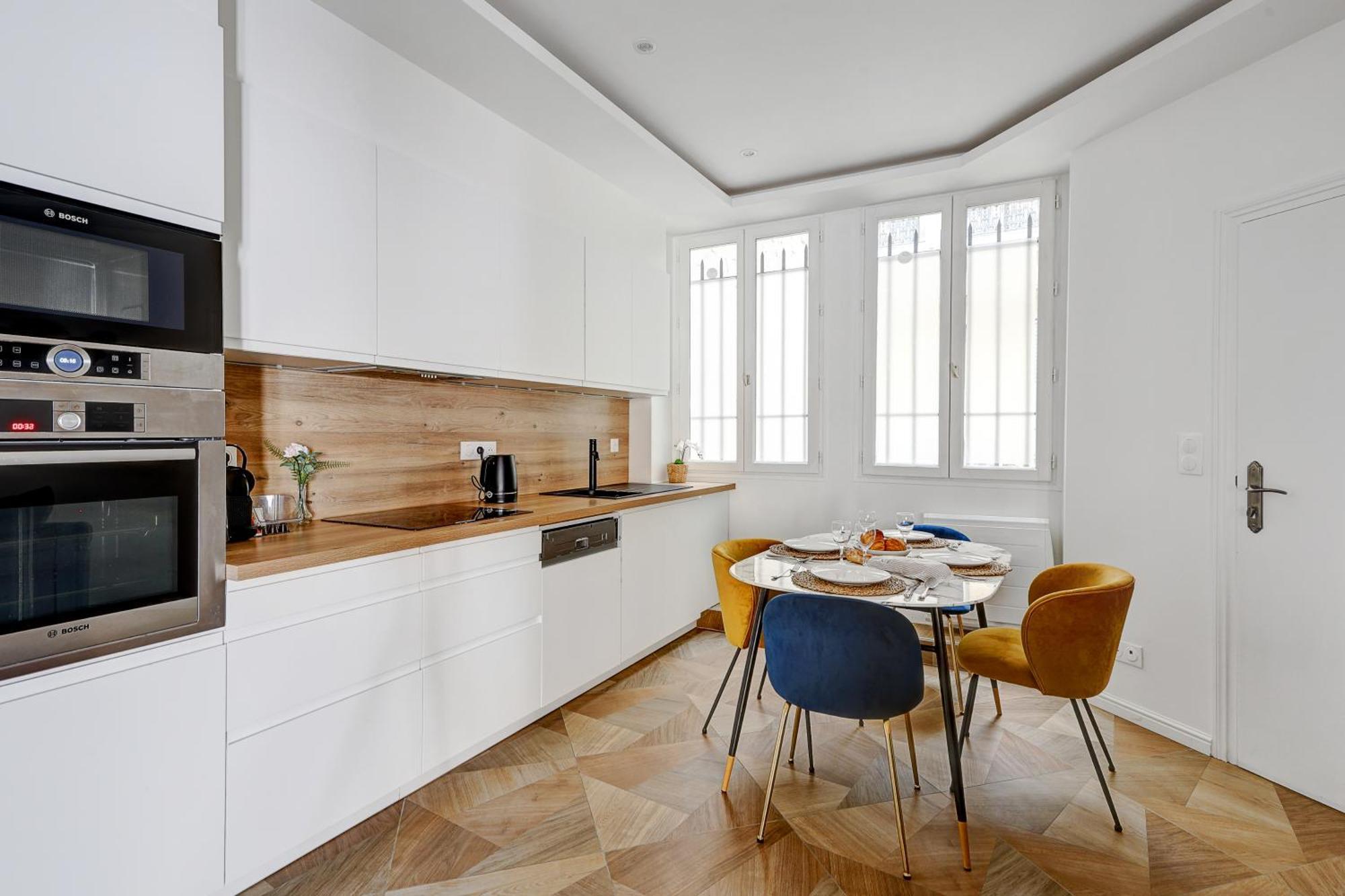 Martine Suite, Place De La Republique Paris