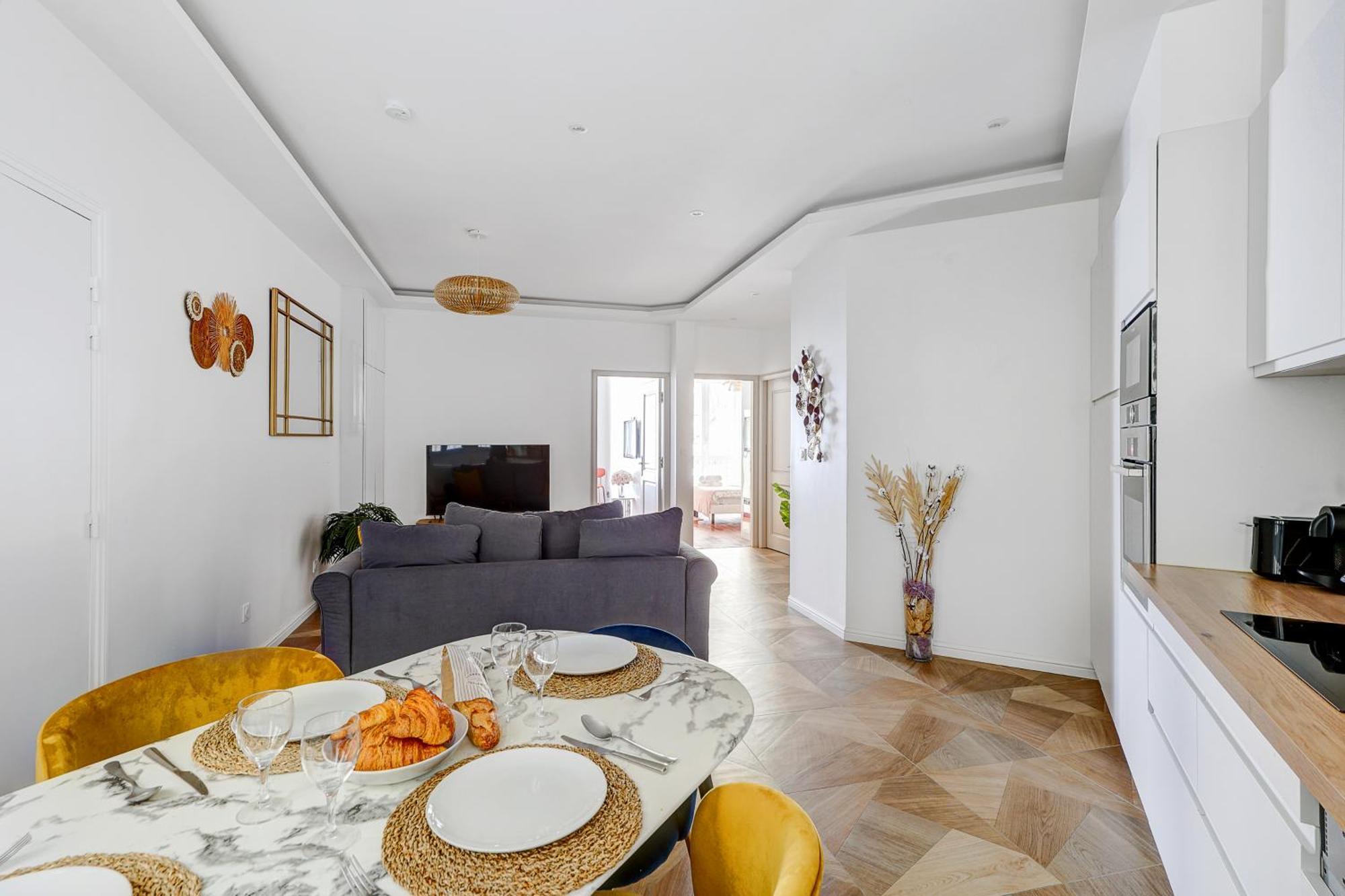 Martine Suite, Place De La Republique * Paris