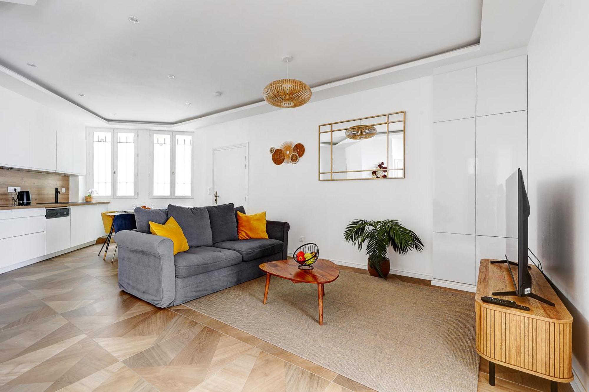Martine Suite, Place De La Republique