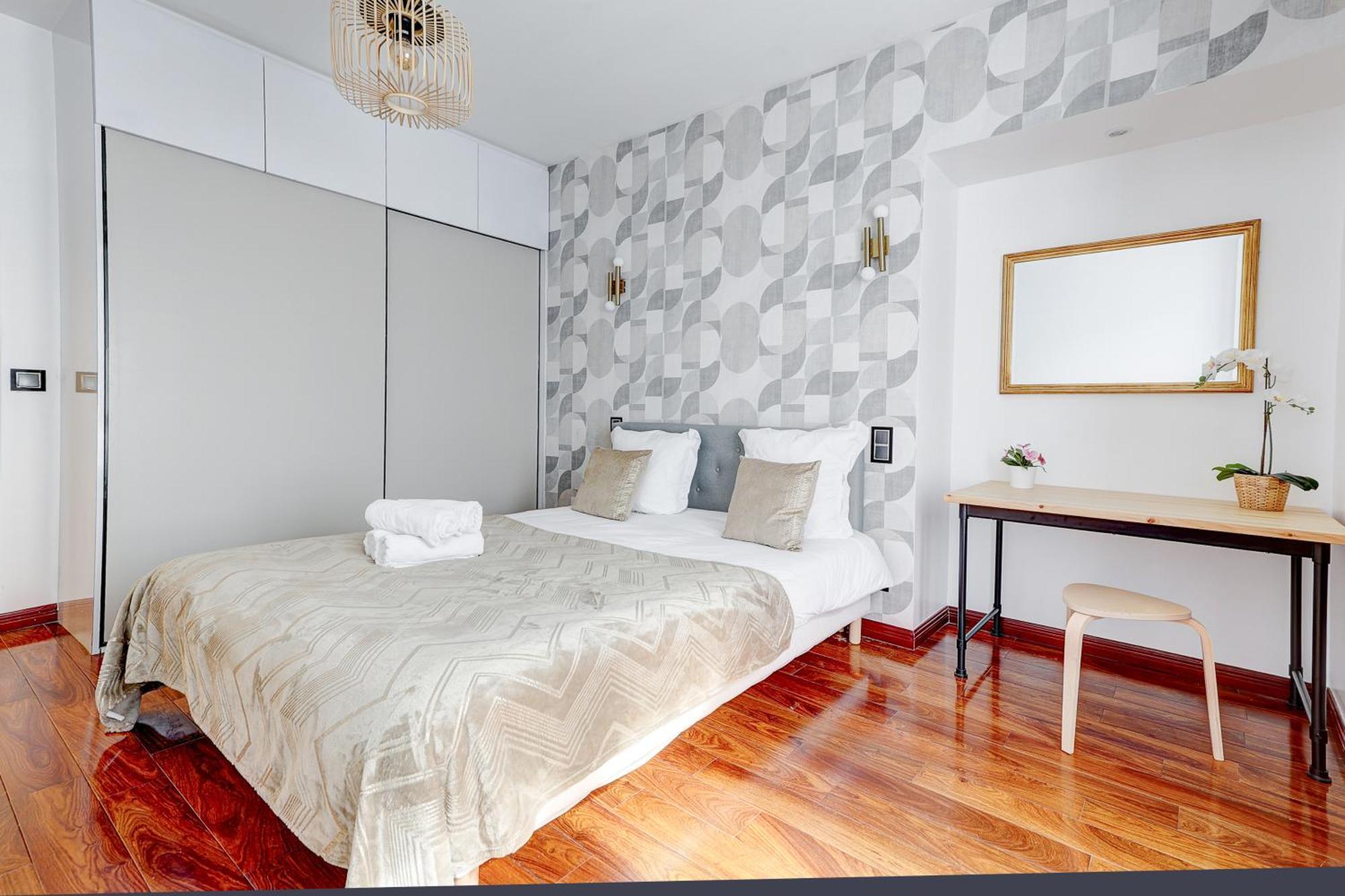Martine Suite, Place De La Republique *