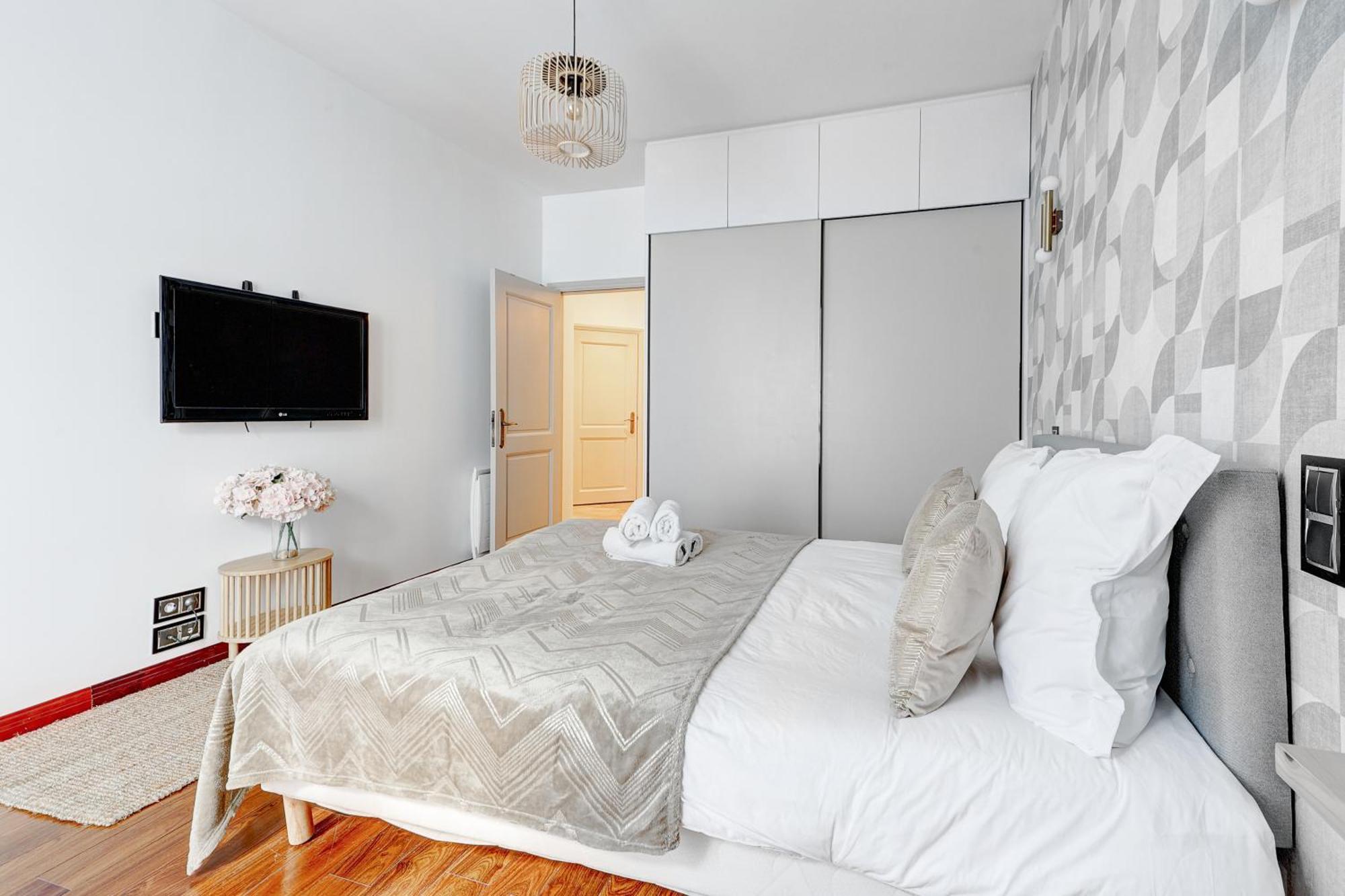 Martine Suite, Place De La Republique