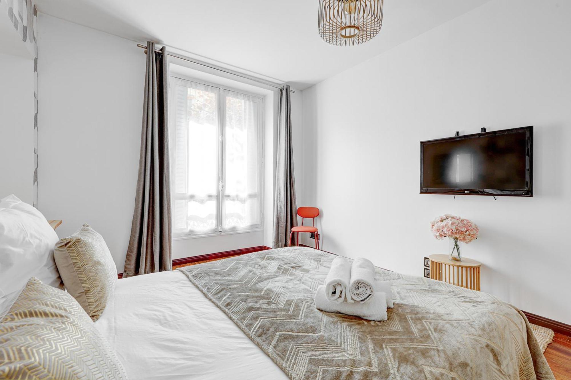 Martine Suite, Place De La Republique * Paris