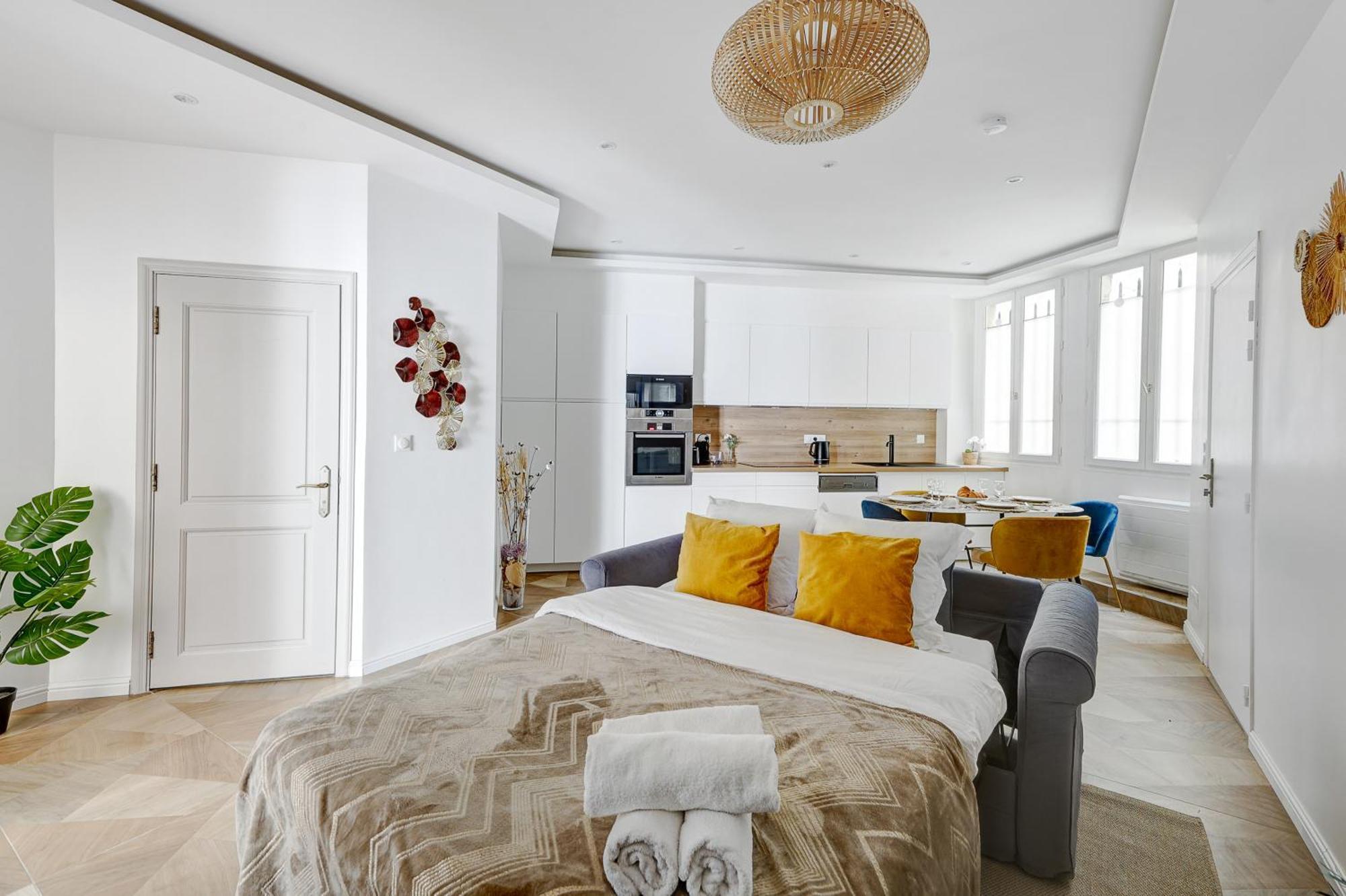 Martine Suite, Place De La Republique Paris