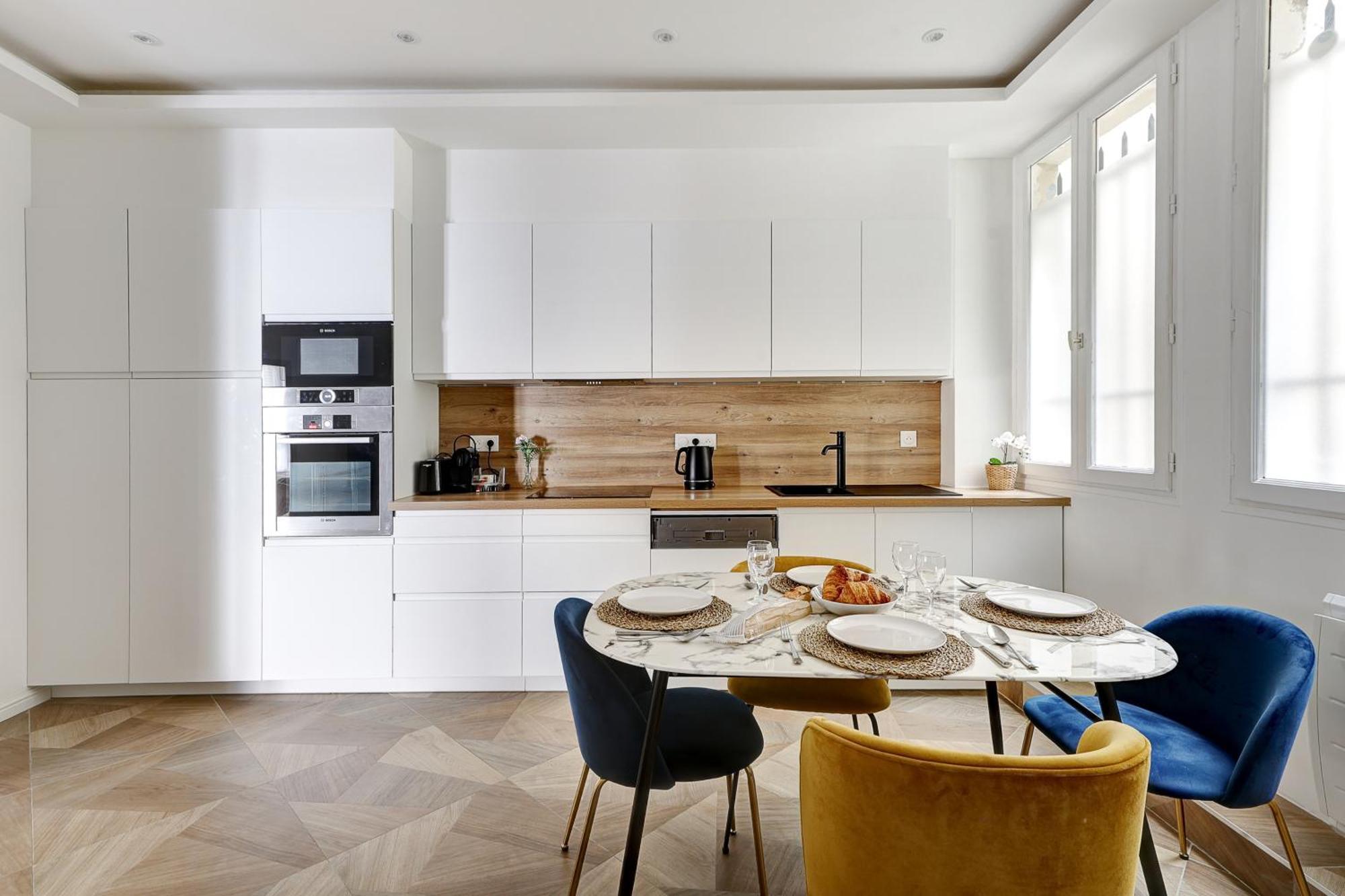 Martine Suite, Place De La Republique
