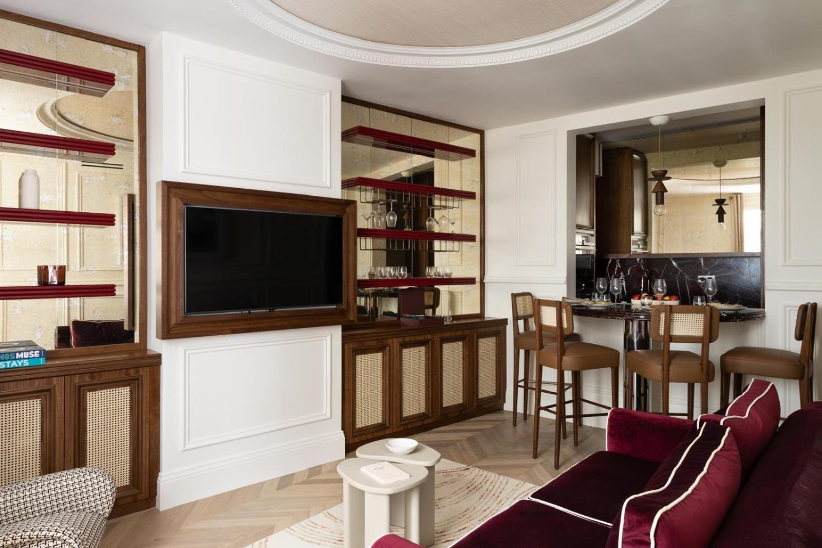 Sublim With Ac Next To Arc De Triomphe Paris