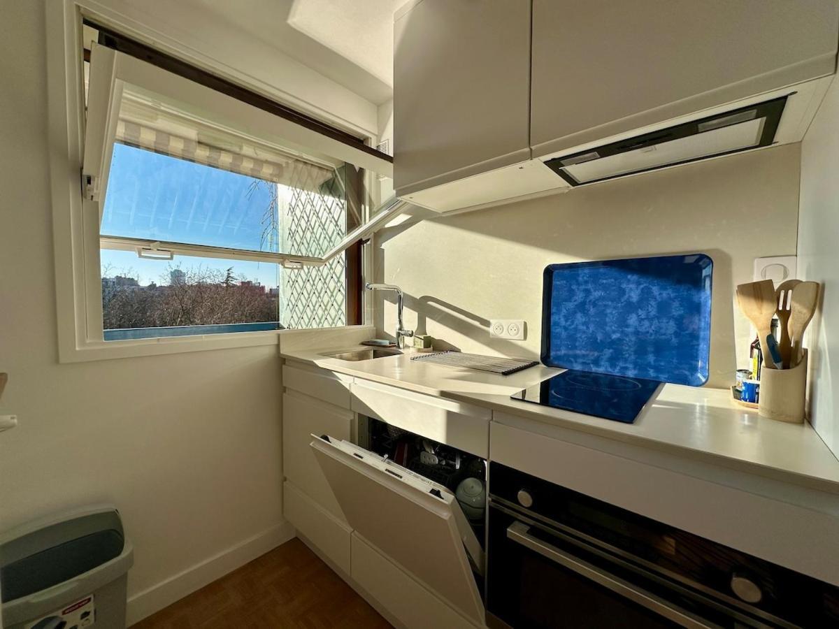 Mobility Lease- Sunny With Large Balcony, Park View At 15 Apartment