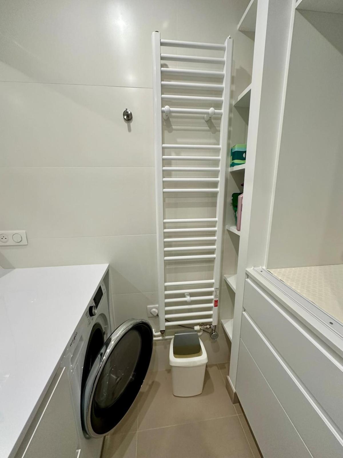Mobility Lease- Sunny With Large Balcony, Park View At 15 Apartment