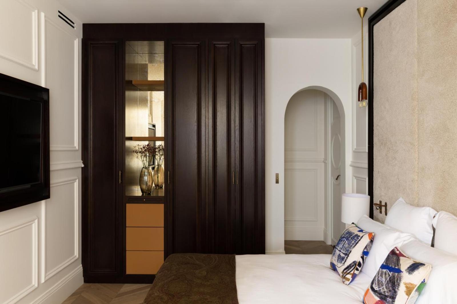 Sublim With Ac Next To Arc De Triomphe *