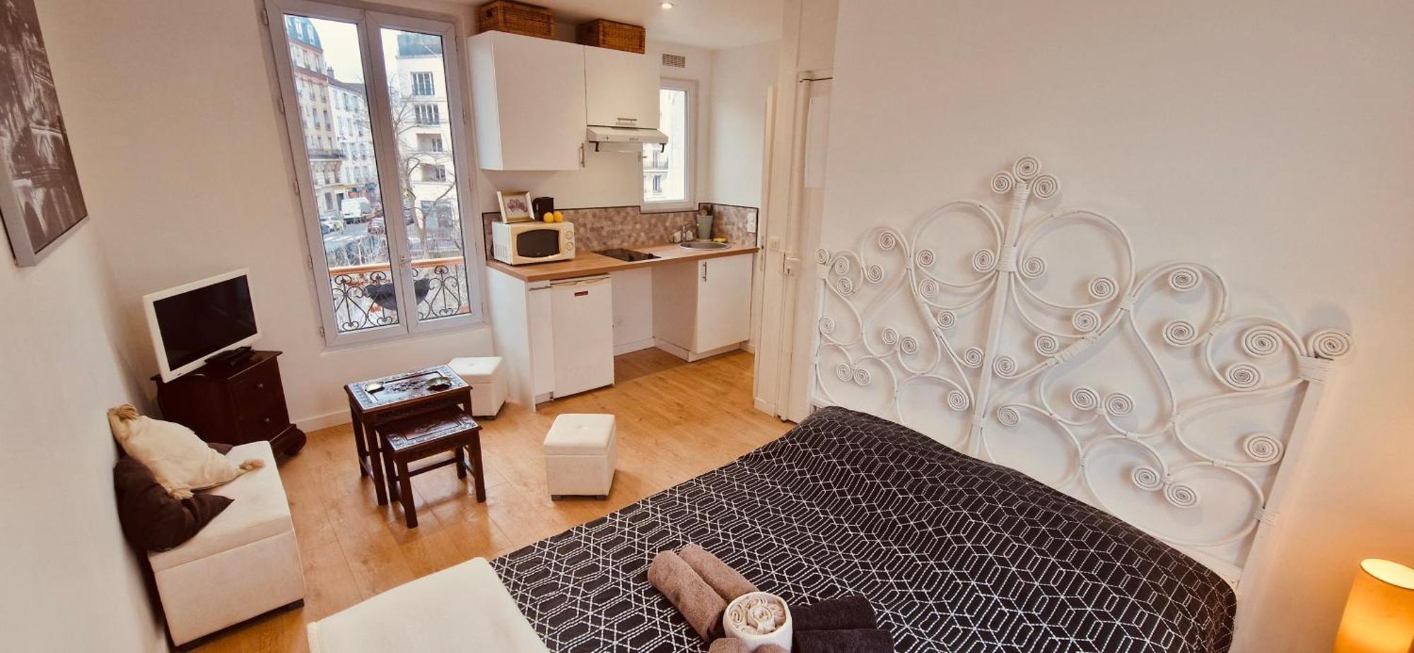 Des Tulipes In Apartment Paris