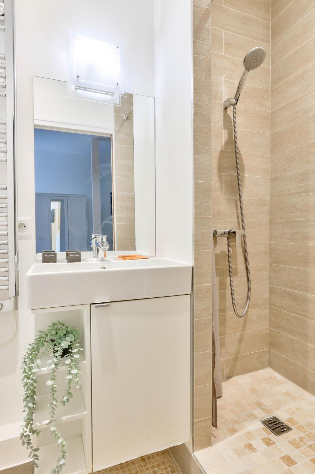 New & Design In The Heart Of Le Marais Apartment