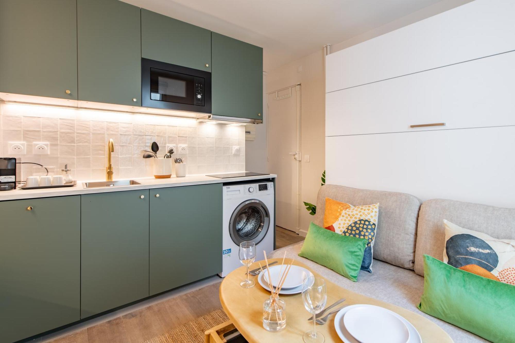 Stunning Tiny - 5 Min To Eiffel Tower - Sleeps 2p * Paris