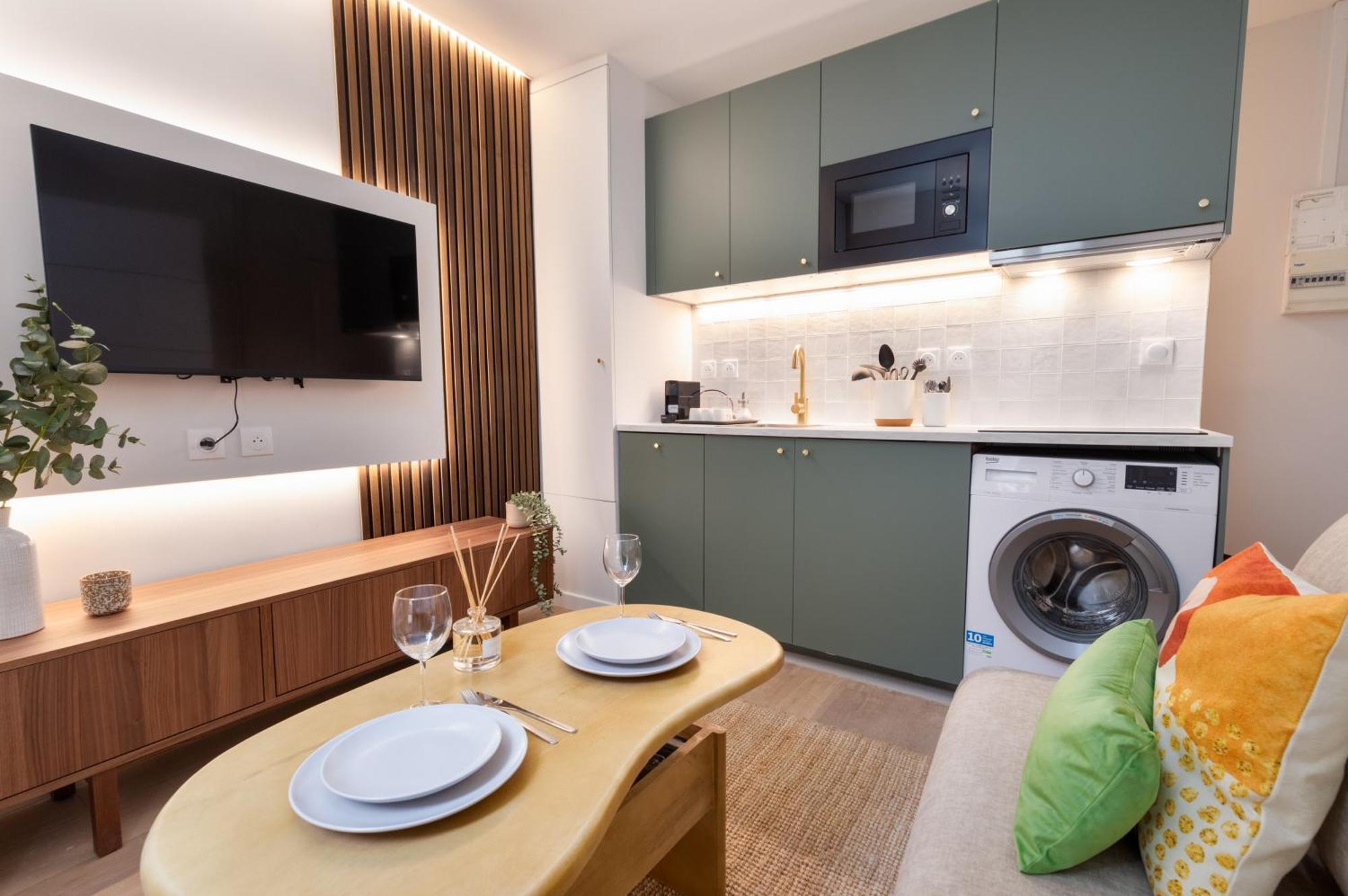 Apartment Stunning Tiny - 5 Min To Eiffel Tower - Sleeps 2p *