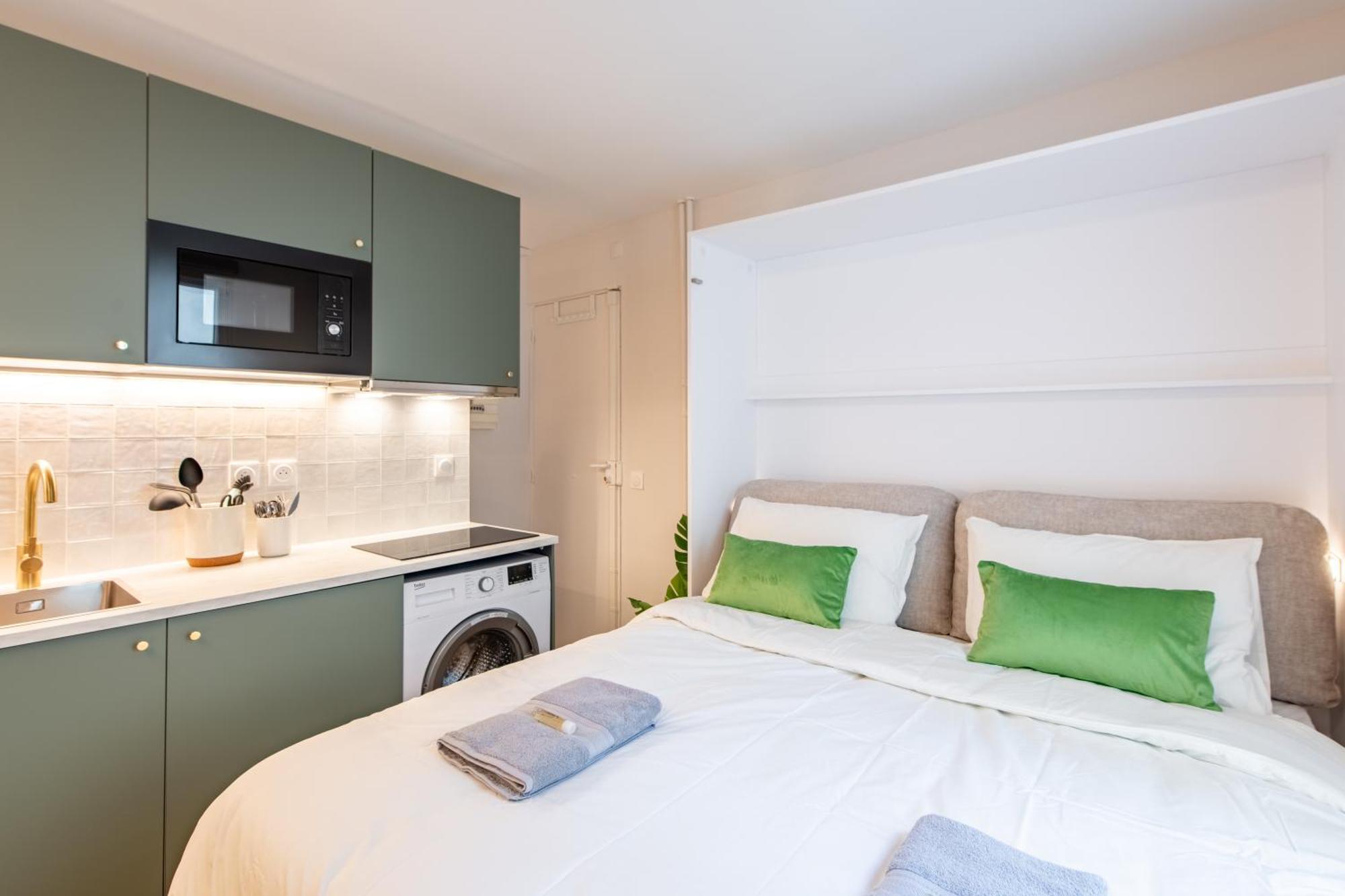 Stunning Tiny - 5 Min To Eiffel Tower - Sleeps 2p * Paris